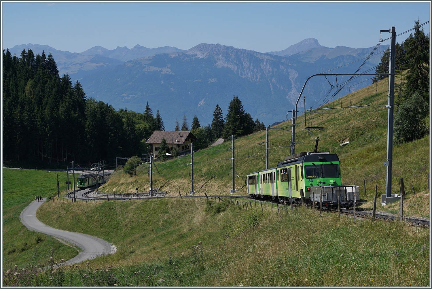 Der TPC BVB BDeh 4/4 83 nähert sich mit seinem Zug Col-de-Soud, wo bereits der Gegenzug wartet. 

19. Aug. 2023