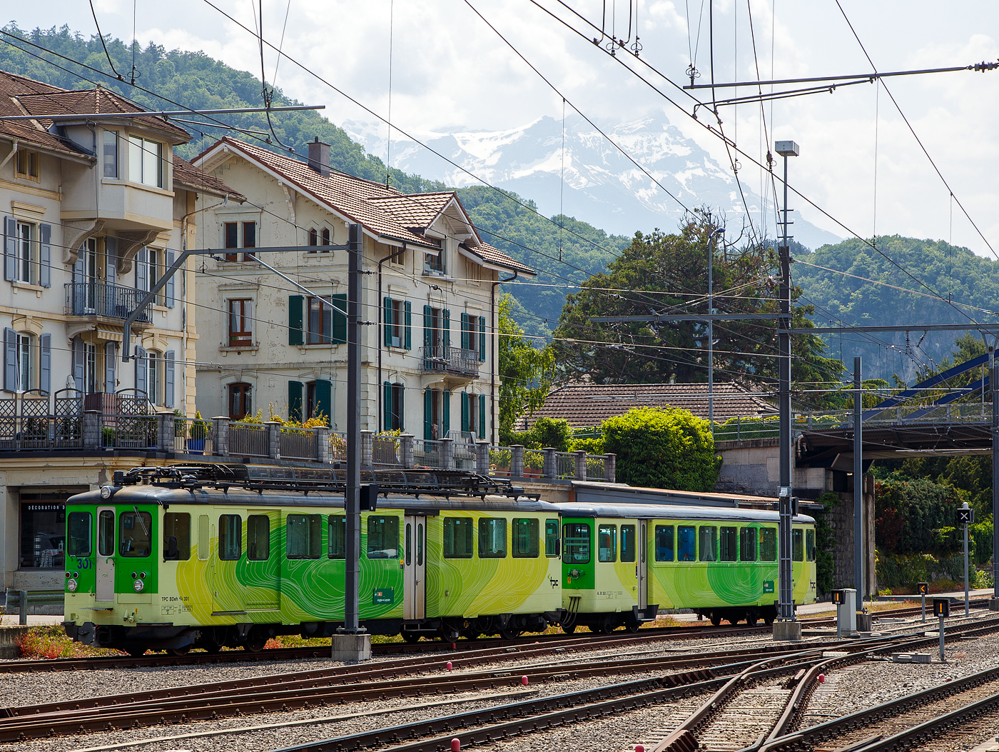 Der TPC Triebwagen AL BDeh 4/4 301 „Aigle“ ist mit dem Steuerwagen AL Bt 351am 28.05.2023 beim Bahnhof Aigle (Waadt) abgestellt. 

Die Triebwagen und Steuerwagen BDeh 4/4 301–302 und Bt 351–352 wurden 1966 von SIG/SAAS gebaut. 

TECHNISCHE DATEN:
Spurweite: 1.000 mm
Fahrleitungsspannung: 1.500 V =

Triebwagen: BDeh 4/4 301-302
Zahnstangensystem: Abt
Achsfolge: Bo'zz Bo'zz
Länge über Puffer: 16.100 mm
Drehzapfenanstand: 9.540 mm
Achsabstand im Drehgestell: 2.460 mm
Leistung: 596 kW (808 PS)
Treibraddurchmesser: 840 mm (neu)
Zahnrad-Teilkreisdurchmesser: 650
Höchstgeschwindigkeit: 40 km/h
Übersetzung: 1:12,2
Gewicht: 33.0 t
Sitzplätze: 48
Max. Ladegewicht: 1,5 t

Steuerwagen Bt 351–352
Anzahl der Achsen: 4
Gewicht: 11.0 t
Sitzplätze: 48