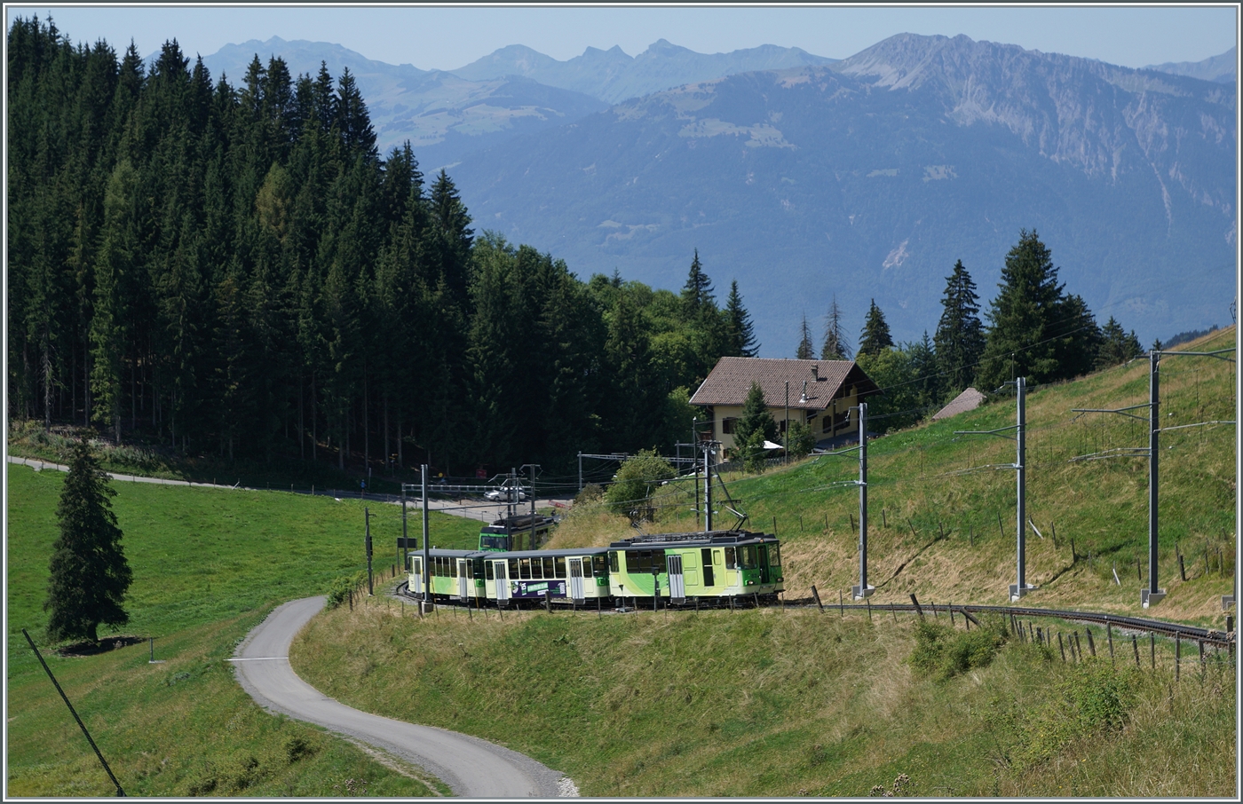 Der TPV BVB BDeh 4/4 82 hat den Bahnhof Col-de-Soud verlassen und fährt nun weiter Richtung Gipfelstation Col de Bretaye. 

19. August 2023
