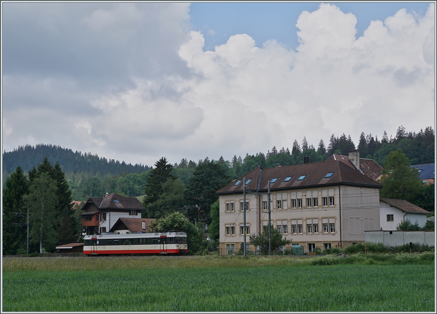 Der transN (ex cmn) BDe 4/4 N° 8 ist  bei La Sagne auf dem Weg nach La Chaux de Fonds. 

26. Juni 2024