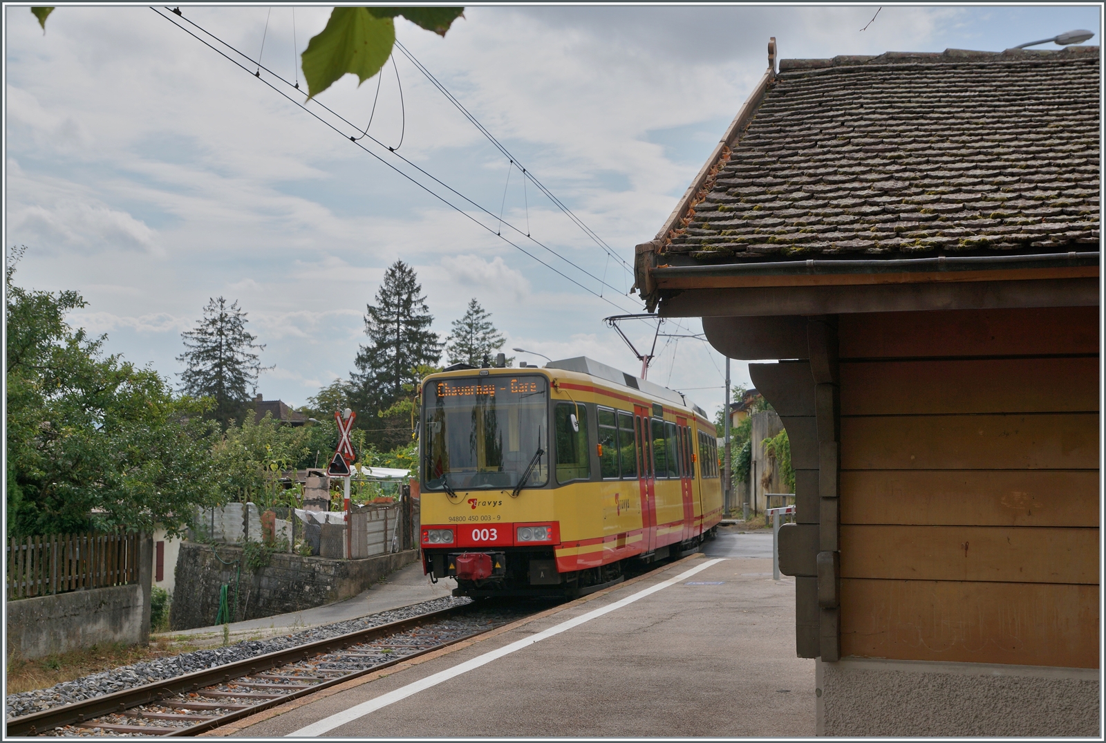 Der TRAVYS/OC Be 4/8 003 erreicht auf der Fahrt von Chavornay nach Orbe den kleinen Halt St-Eloi. 15. Aug. 2022