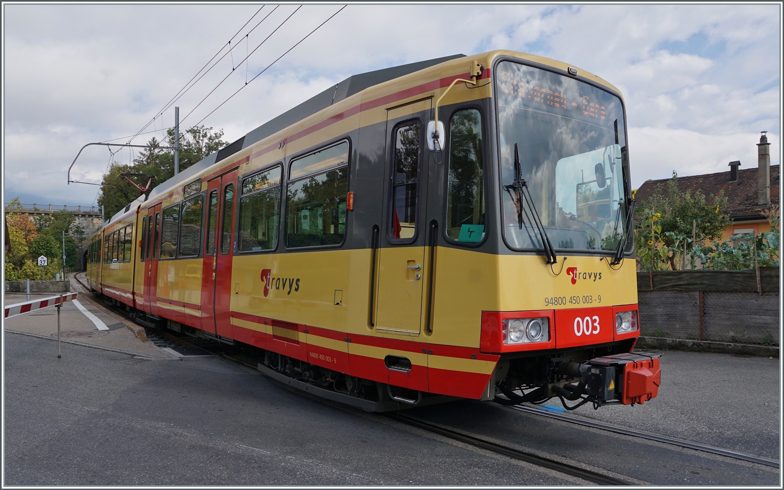 Der TRAVYS/OC Be 4/8 003 hat auf der Fahrt von Orbe nach Chavornay den kleinen Halt St-Eloi erreicht. 

15. Aug. 2022
