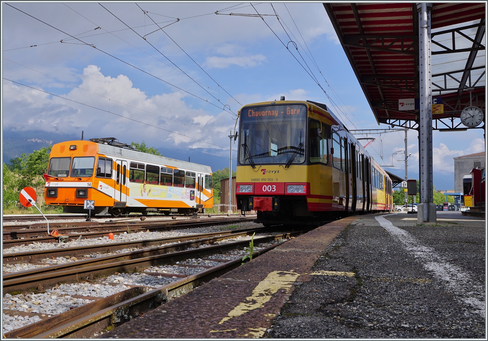 Der TRAVYS/OC Be 4/8 003 wartet in Orbe auf die Abfahrt nach Chavornay, links im Bild der defekte Stadler Be 2/2 14. 

15. Aug. 2022