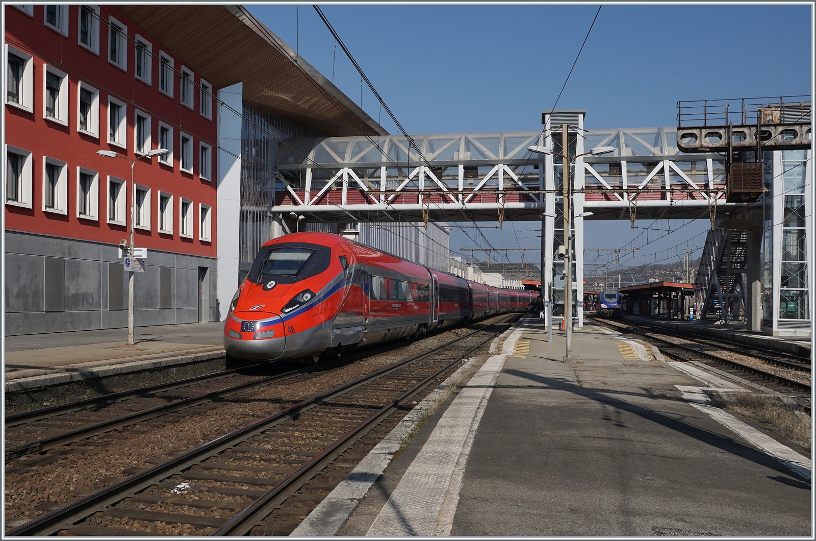Der Trenitalia FS ETR 400 048 ist als FR 9291 von Paris Gare de Lyon nach Milano Centrale unterwegs und hält hier kurz in Chambéry-Challes-les-Eaux. 

20. März 2022