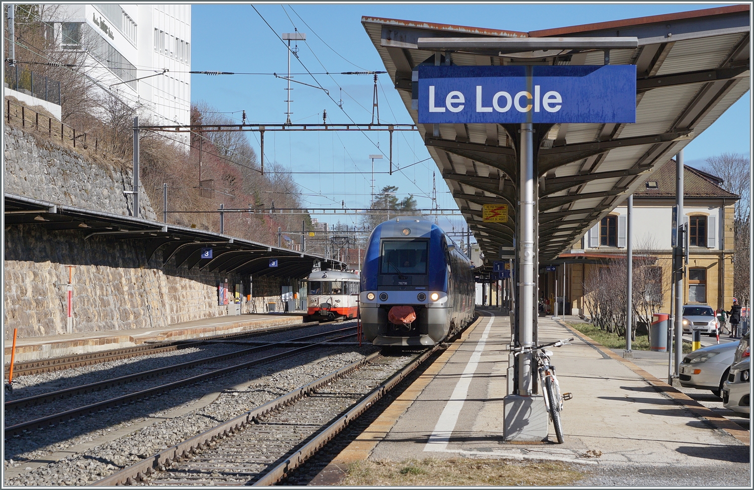 Der TRN (TansN, ex cmn) BDe 4/4 N° 3 wartet in Le Locle auf die Abfahrt als R 24 nach Les Brents und im Vordergrund steht der nach Besançon Viotte fahrende SNCF X 76716

3. Februar 2024
