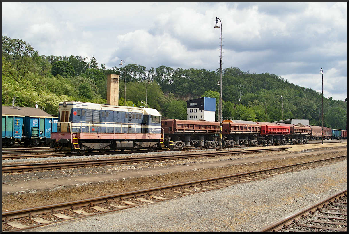 Der  Velký Hektor  721 122 des slowakischen Unternehmens JUMA stand mit einem Abraumzug im Bahnhof, Mladá Boleslav, 22.05.2022 (JUMA 92 56 1 721 122-0)
