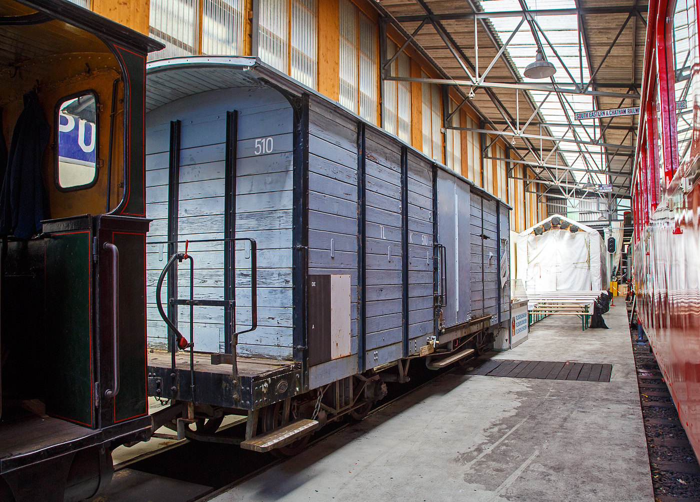 Der vierachsige gedeckte Gterwagen mit einer Bremserbhne, ex TL  K⁴ 510 (Tramway de Lausanne / Straenbahn Lausanne), heute im Bestand der Museumsbahn Blonay–Chamby, hier am 27.05.2023 in der Halle der (BC) in Chaulin.

Der Wagen wurde 1910 von der SWS in Schlieren (Schweizerische Wagons- und Aufzgefabrik AG) gebaut. Von 1964 bis 1993 war er bei der AOCM (heute tpc) als DZ 192 (Gepckwagen) im Einsatz. Im Dezember 1993 ging er an die Museumsbahn BC.

Ab 1906 trug das Tramnetz von Lausanne auch zum Transport unterschiedlichster Gter bei, Waggons aus der Nestl-Fabrik in Bercher, Kohle fr die Fabrik Pierre de Plan, Bau- und Aushubmaterial usw.. Mehr als 52.000 Tonnen, das sind rund 5.200 Waggons, die fr den Bau des Trinkwasserreservoirs Calvaire und den Bau des Bundesgerichtshofs in Mont-Repos transportiert wurden. Landwirtschaftliche Produkte, wie Gemse, Weizen, Rben, sowie frisch produzierter Milch, kommen dank der „lndlichen“ Linien von Montheron und Jorat „in die Stadt“. 

Der Wagen Nr. 510 wurde 1910 von der Stadt Lausanne erworben. Er verfgt ber eine groe Kapazitt und er war einer der ersten in Dienst gestellten Drehgestellwagen. Er wurde insbesondere fr den Transport von Vieh zum Schlachthof Borde eingesetzt. Bis zur Einstellung des Straenbahnnetzes im Jahr 1964 dienten zwei Triebwagen, die von mehreren ausgemusterten Triebwagen untersttzt wurden, dem Gterverkehr. 

Dieser Wagen ging anschlieend an die Aigle-Ollon-Monthey-Champry-Bahn (AOCM) und wurde im Gterverkehr zwischen Aigle und Monthey eingesetzt, bevor er im Dezember 1993 in die Blonay-Chamby-Sammlung aufgenommen wurde.

TECHNISCHE DATEN:
Typ: K
Baujahr: 1910
Hersteller: SWS Schlieren
Spurweite: 1.000 mm (Meterspur)
Achsanzahl: 4
Lnge ber Puffer: 9.700 mm
Wagenkastenlnge ohne Plattform: 7.800 mm
Drehzapfenabstand: 5.200 mm
Achsabstand im Drehgesell: 1.300 mm
Breit: 2.000 
Eigengewicht: 7,0 t
Nutzlast: 10 t

Quellen: Museumsbahn BC