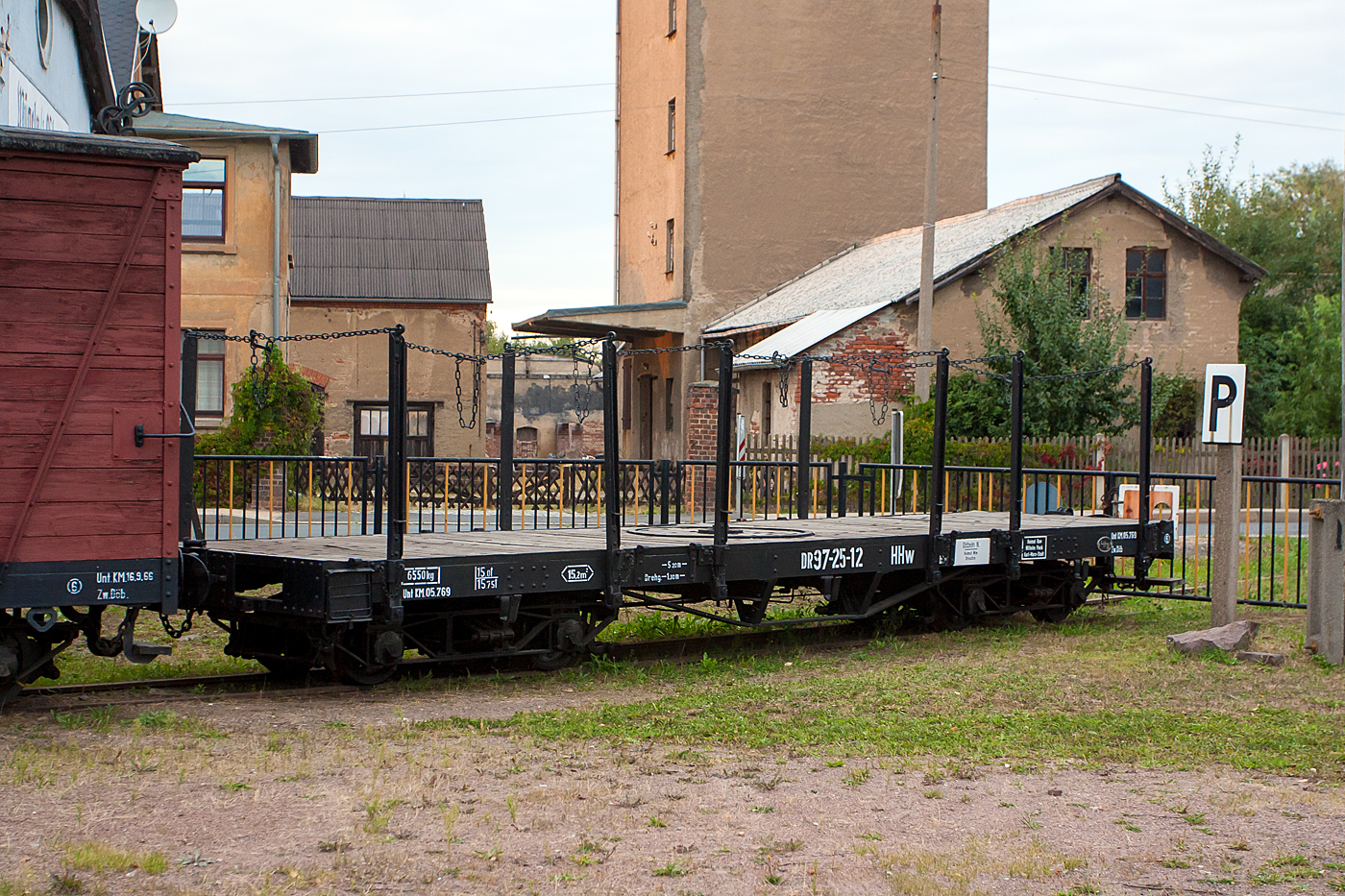 Der vierachsige750 mm-Schmalspur Rungenwagen HHw 97-25-12 vom DBV-Förderverein „Wilder Robert“ e.V., ex DR 97-25-12 der Gattung HHw abgestellt am 27.08.2013 Mügeln.

TECHNISCHE DATEN:
Spurweite: 750 mm
Anzahl der Achsen: 4 (in 2 Drehgestellen)
Drehzapfenabstand: 5.200 mm
Achsabstand im Drehgestell: 1.300 m
Eigengewicht: 6.550 kg
Ladegewicht: 15.000 kg
Ladefläche: 15,2 m²
