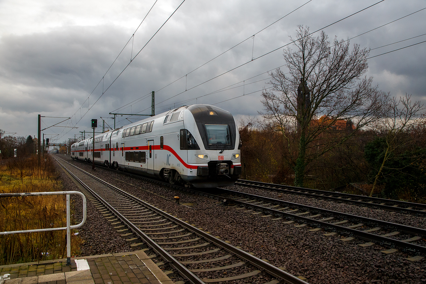 Der vierteilige Stadler KISS - IC2 4113 der Baureihe 4110 (ex Westbahn) der DB Fernverkehr AG fährt am 16.05.2022, auf Leerfahrt zur Bereitstellung, durch den Bahnhof Dresden-Strehlen zum Dresden Hbf, 
wo er dann als IC 2174 (Dresden - Berlin - Rostock – Warnemünde) bereitgestellt wird.

Diese vierteilige Stadler KISS - Garnitur IC 4113 besteht aus 93 85 4110 113-6 CH-DB / 93 85 4110 413-0 CH-DB / 93 85 4110 513-7 CH-DB / 93 85 4110 613-5 CH-DB. 

Die Triebzüge wurden 2017 von der Stadler Rail AG für die österreichische WESTbahn gebaut, seit Dezember 2019 sind, 9 dieser KISS. bei der DB Fernverkehr AG. Nach Anpassungen erfolgte die Betriebsaufnahme im März 2020. Diese Triebzüge sind in der Schweiz eingestellt/registriert und haben die Zulassungen für die Schweiz, Österreich und Deutschland. Eigentlich wollte die DB die Züge um ein Wagenteil verlängern, da dies aber eine komplette neue Zulassung durch das EBA erfordert hätte, hat man davon Abstand genommen. 

 KISS  - das heißt: Komfortabler Innovativer Spurtstarker S-Bahn-Zug. Aber nicht nur die DB Regio AG setzt auf die  KISS -Doppelstockzüge des Schweizer Herstellers Stadler Rail bzw. Stadler Pankow, auch DB Fernverkehr erweitert seine Intercity 2-Flotte durch den Kauf von 17 hochwertigen gebrauchten Doppelstockzügen dieses Typs, die bisher bei der österreichischen Westbahn im Einsatz waren. Die Fahrzeuge sind größtenteils erst zwei Jahre alt und haben bei den Kunden in Österreich höchste Zufriedenheitswerte erreicht.