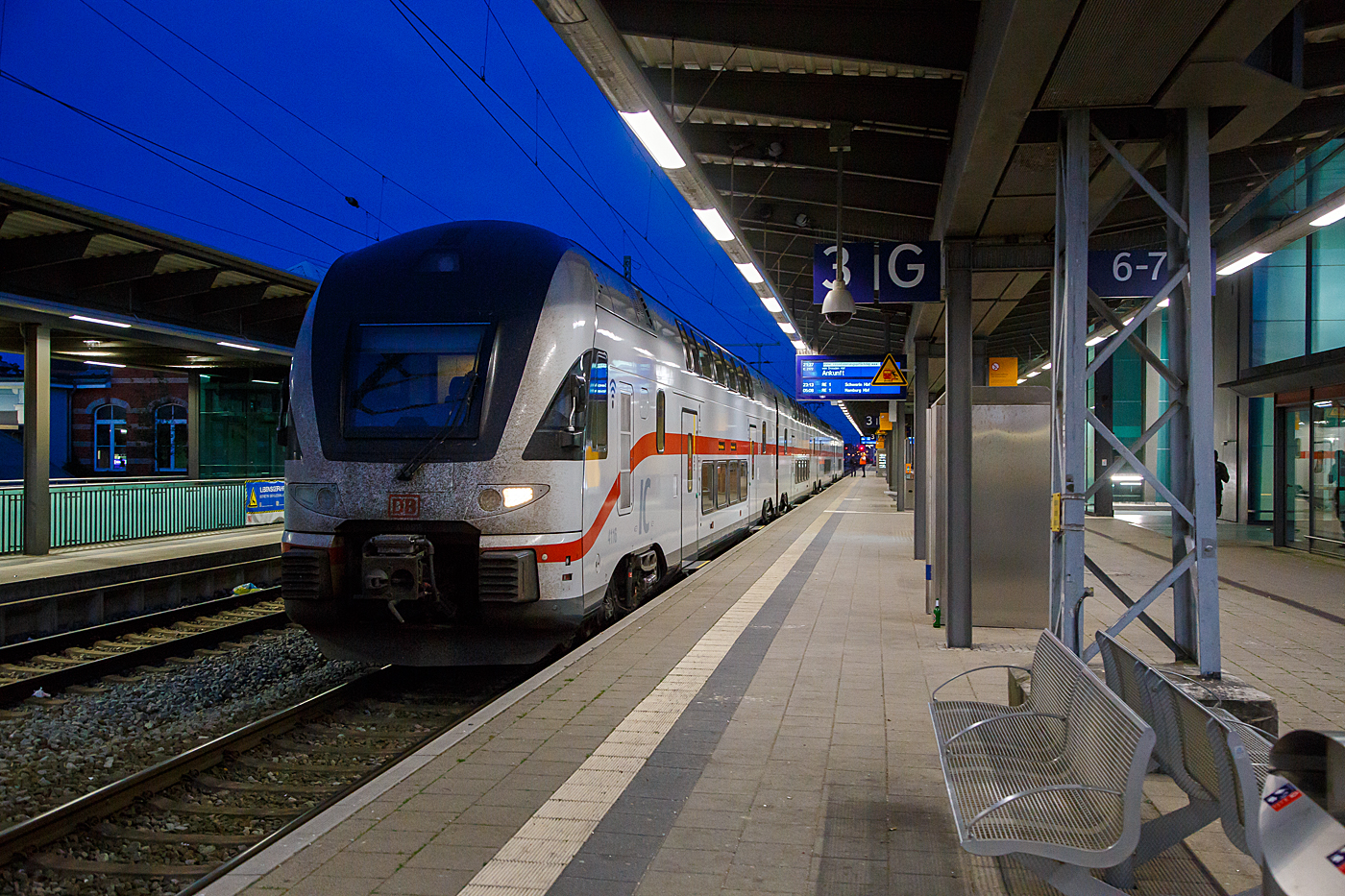 Der vierteilige Stadler KISS - IC2 4116 der Baureihe 4110 (ex Westbahn) der DB Fernverkehr AG hat als IC 2172 von Dresden Hbf via Berlin Hbf am Abend (21.37 Uhr) des 15 Mai 2022 seinen Zielbahnhof Rostock Hbf erreicht.