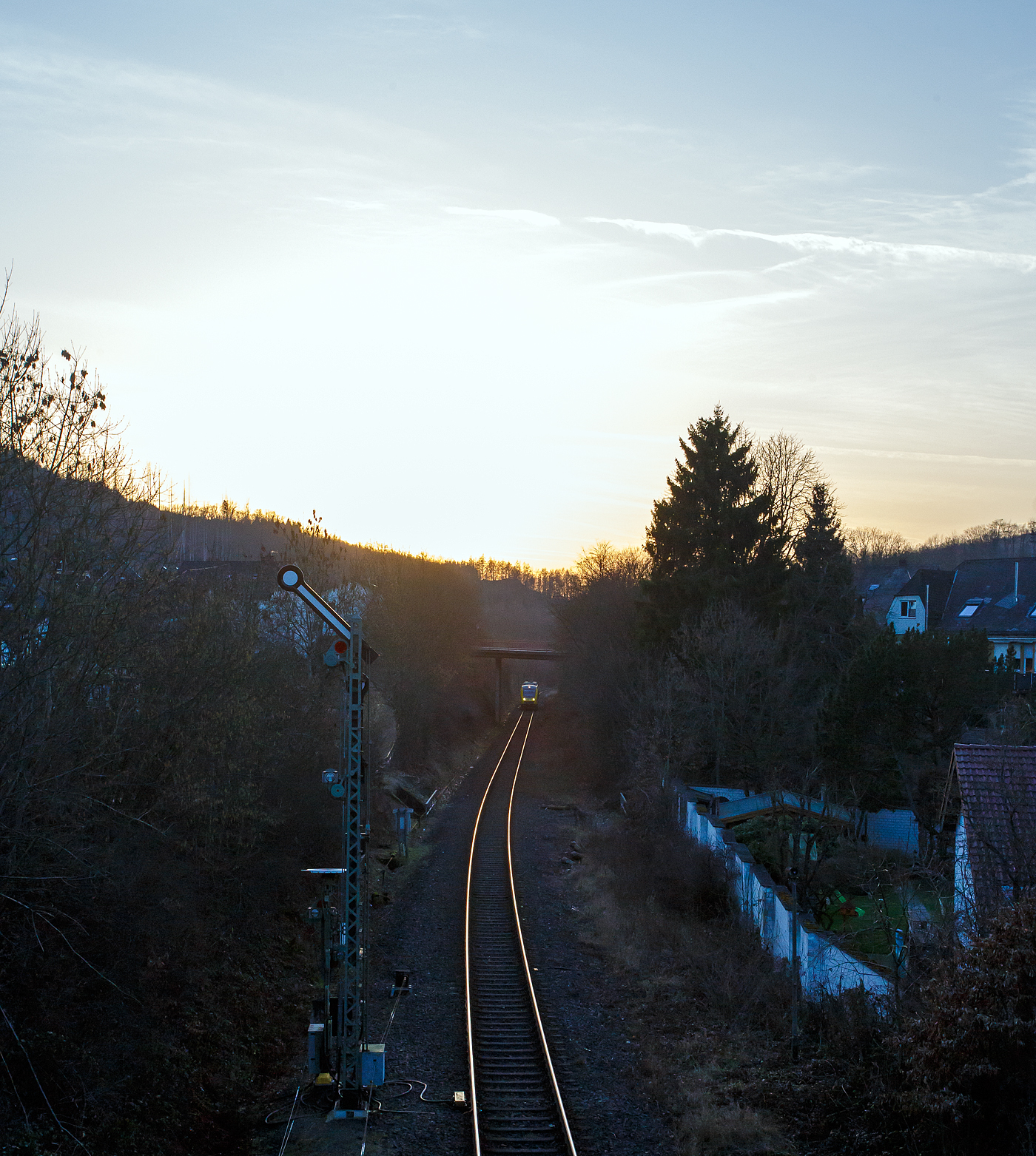 Der VT 204 ABpd (95 80 0640 104-5 D-HEB) ein Alstom Coradia LINT 27 der HLB (Hessische Landesbahn), als RB 96 „Hellertalbahn“ von Betzdorf/Sieg nach Neunkirchen (Kr Siegen) erreicht am 26 Februar 2026 den Bahnhof Herdorf.