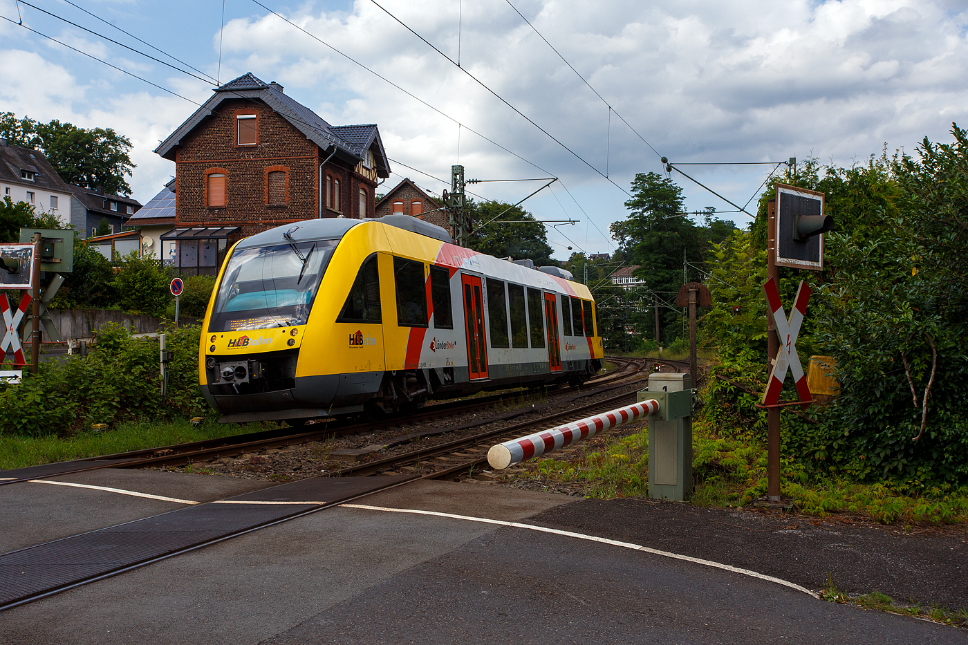 Der VT 205 ABp (95 80 0640 105-2 D-HEB), ein Alstom Coradia LINT 27 der HLB (Hessische Landesbahn) / 3LänderBahn fährt am 22 Juni 2024, als RB 90  Westerwald-Sieg-Bahn  (Kreuztal – Siegen - Betzdorf/Sieg – Au/Sieg – Altenkirchen/Westerwald) durch Kirchen/Sieg in Richtung Betzdorf, hier beim BÜ km 121,192 der Siegstrecke KBS 460

Der LINT 27 wurde 2004 von ALSTOM Transport Deutschland GmbH (vormals LHB - Linke-Hofmann-Busch GmbH) in Salzgitter-Watenstedt unter der Fabriknummer 1187-005 gebaut und als VT 205 an die vectus Verkehrsgesellschaft mbH geliefert. Mit dem Fahrplanwechsel zum Dezember 2014 wurden alle Fahrzeuge der vectus von der HLB übernommen.

Die 3LänderBahn:
Unter der Marke Dreiländerbahn (Eigenschreibweise 3LänderBahn) betreibt die HLB Hessenbahn Schienenpersonennahverkehr in Hessen, Nordrhein-Westfalen und Rheinland-Pfalz, woher sich auch der Name ableitet. Auftraggeber sind die Zweckverbände Personennahverkehr Westfalen Süd (ZWS) und SPNV-Nord (Rheinland-Pfalz-Takt) sowie der Rhein-Main-Verkehrsverbund (RMV). Die Marke wurde zum Fahrplanwechsel am 12. Dezember 2004 eingeführt und zehn Jahre lang von der DB Regio NRW genutzt. Zum 14. Dezember 2014 hat die HLB den Betrieb und die Marke nach einer gewonnenen Ausschreibung übernommen. Gleichzeitig wurde das Netz der Dreiländerbahn um zwei Linien in Rheinland-Pfalz und Hessen erweitert.