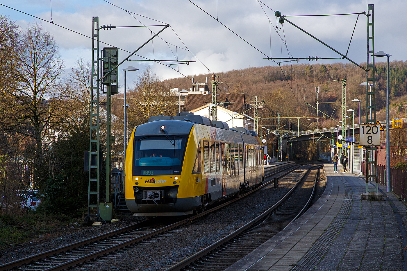 Der VT 257 (95 80 0648 157-5 D-HEB / 95 80 0648 657-4 D-HEB) ein Alstom Coradia LINT 41 der HLB (Hessische Landesbahn GmbH), verlässt am 17.01.2023,  als RB 93  Rothaarbahn  (Bad Berleburg - Kreuztal -Siegen - Betzdorf), den Bahnhof Kirchen (Sieg) und fährt weiter nach Betzdorf (Sieg).