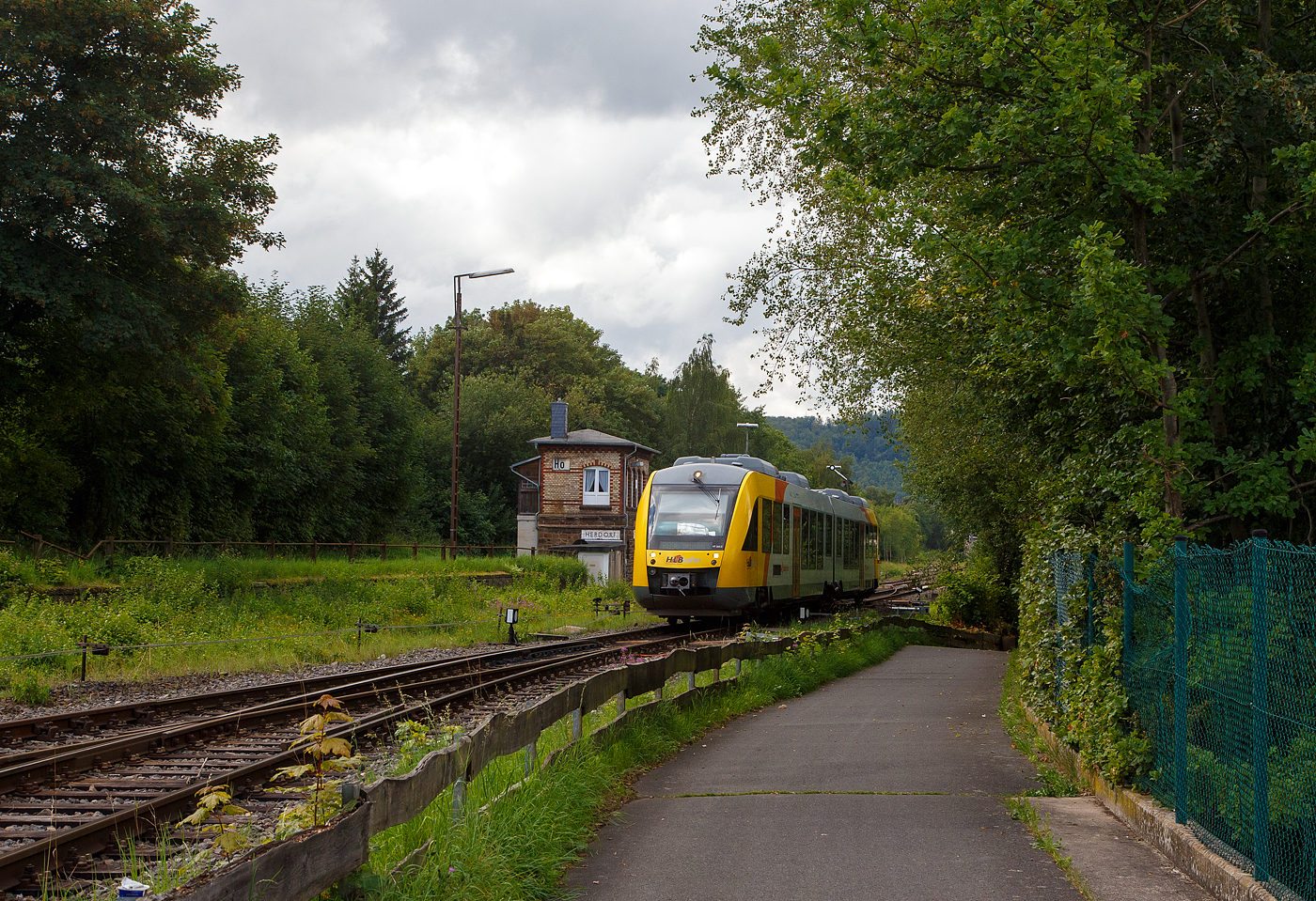 Der VT 263 (95 80 0648 163-3 D-HEB / 95 80 0648 663-2 D-HEB) ein Alstom Coradia LINT 41 der HLB (Hessische Landesbahn), verlässt am 16.08.2023, als RB 96 „Hellertalbahn“ (Betzdorf – Dillenburg), Herdorf und fährt weiter in Richtung Neunkirchen/Siegerland. Eigentlich fahren auf dieser Verbindung die „neuen“ LINT 41, aber hier war es nochmal ein alter. 