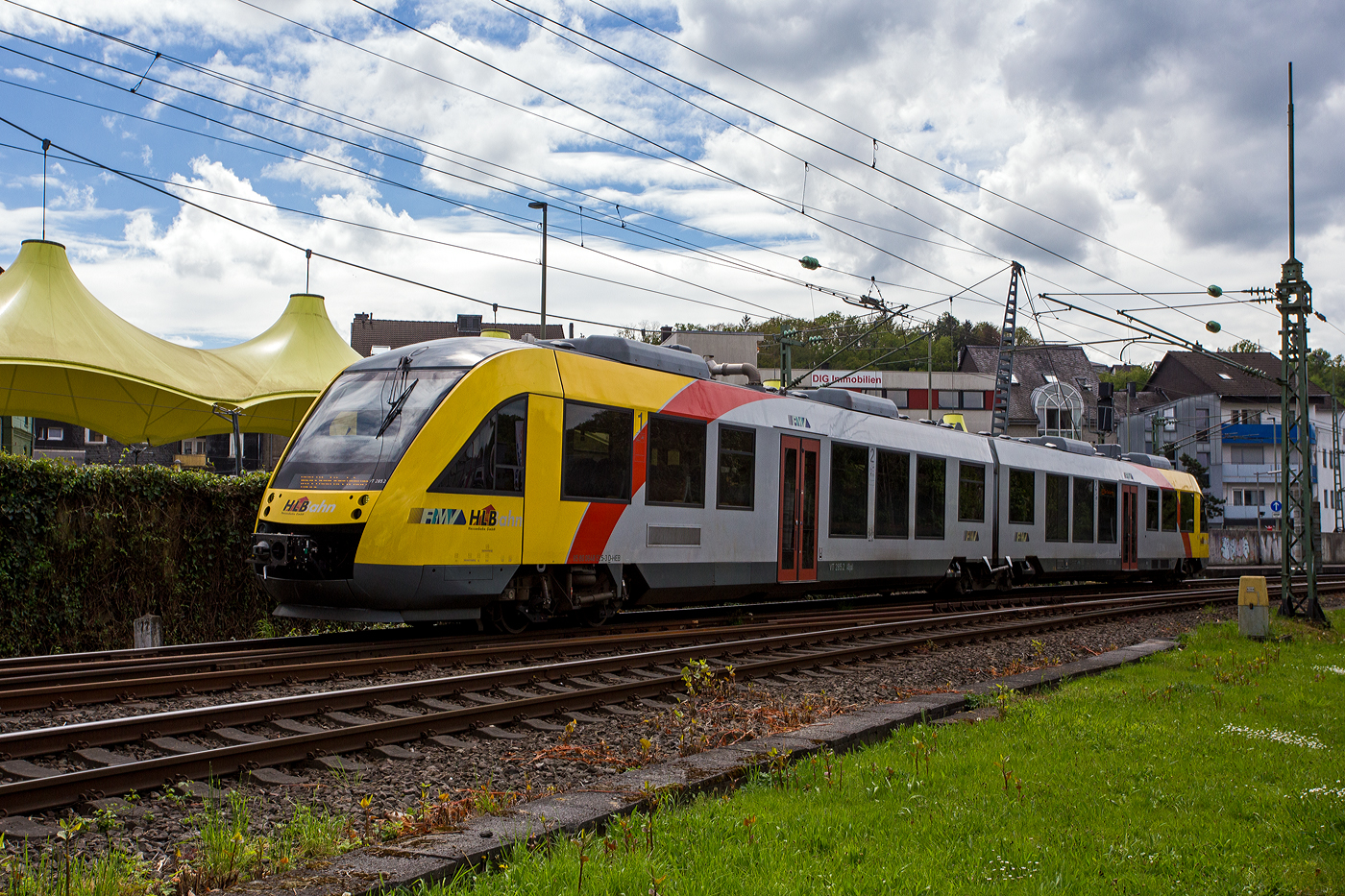 Der VT 285 (95 80 0648 525-3 D-HEB / 95 80 0648 025-4 D-HEB), ein Alstom Coradia LINT 41 der HLB (Hessische Landesbahn), als RB 93  Rothaarbahn  (Betzdorf - Siegen - Kreuztal - Erndtebrück - Bad Berleburg), verlässt am 05 Mai 2024 den Bahnhof Betzdorf (Sieg).

Der Triebwagen wurde 2011 von ALSTOM Transport Deutschland GmbH (vormals LHB) in Salzgitter-Watenstedt unter der Fabriknummer 0001001600 016 für die Fahrzeugmanagement Region Frankfurt RheinMain (fahma) gebaut, die auch der Eigentümer von dem VT ist, die HLB ist hier der Fahrzeugnutzer.