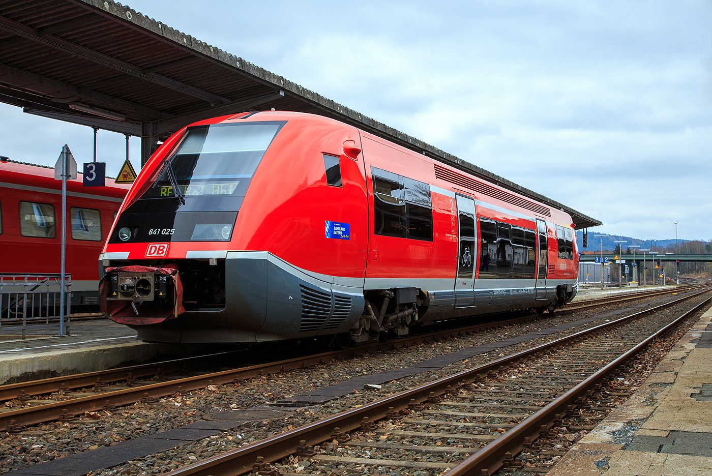 Der VT 641 025 (95 80 0641 025-1 D-DB), ein Alstom Coradia A TER Dieseltriebwagen besser bekannt als „Wal“, der DB Regio, als RE 38 „Main-Saale-Express“ (Lichtenfels – Kulmbach – Hof), am 26.03.2016 beim Halt im Bahnhof Neuenmarkt-Wirsberg.

Der Triebwagen wurde 2001 von ALSTOM Transport Deutschland GmbH (vormals LHB) in Salzgitter-Watenstedt unter der Fabriknummer 25 gebaut.

Diese einteiligen Dieseltriebwagen der BR 641 sind Alstom Coradia A TER Triebwagen. Ihre Entwicklung begann als Gemeinschaftsprojekt der Deutschen Bahn AG und der franzsischen SNCF mit den Schienenfahrzeugherstellern De Dietrich Ferroviaire und Linke-Hofmann-Busch. Sie wurden arbeitsteilig von diesen heute als Alstom Transport Deutschland und Alstom DDF zum Alstom-Konzern gehrenden Unternehmen hergestellt. TER steht fr Transport express rgional.

Einteiliger Triebwagen fr den Einsatz auf Nebenstrecken in lndlichen und dnn besiedelten Gebieten. Bei dieser Baureihe handelt es sich um einen Leichttriebwagen mit unterflur angeordneter Antriebsanlage. Im Gegensatz zum VT 640 ist die Baureihe 641 mit zwei Antriebsanlagen ausgestattet und auf Grund der guten Motorisierung auch fr steigungsreiche Strecken vorgesehen.

Der Wagenkasten setzt sich aus der Fahrgastzelle und zwei GFK-Vorbauten zusammen. Dabei fungieren die Vorbauten als „Knautschzone“, sie fangen im Kollisionsfall die Aufprallenergie weitgehend ab. Die zwei Schwenkschiebetren je Fahrzeugseite sind nicht doppel- sondern nur einflgelig ausgefhrt. An einen der Einstiegrume schliet sich ein kleiner Mehrzweckraum an, in den eine behinderten-freundliche Sanitrzelle integriert ist.

Von diesem Leichttriebwagen befindet sich 40 Fahrzeugen bei der DB AG, mehr als 340 Fahrzeugen (X-TER 73 500) bei der SNCF und 6 Fahrzeugen (Srie 2100) bei der CFL im Einsatz.
Die spurtstarken Triebwagen mit unterflur angeordneten Antriebsanlagen fahren vor allem im Personenverkehr mit schwachem bis mittlerem Fahrgastaufkommen.

Wegen seinem charakteristischen Aussehen, haben die Triebwagen in Deutschland den Spitznamen „Wal“ und in Frankreich (wo sie meist eine blaue Farbgebung haben) den Spitznamen Baleine bleue (Blauwal) bekommen.

Technische Daten:
Achsfolge: (1A)’(A1)’
Spurweite: 1.435 mm (Normalspur)
Drehgestellabstand: 17.500 mm
Grte Lnge ber Kupplung: 28.888 mm
Grte Breite: 3.044 mm
Grte Hhe: 3.818 mm
Hchstgeschwindigkeit: 120 km/h 
(Die SNCF X 73500 sind in Frankreich fr 140 km/h zugelassen)
Eigengewicht: 55 t
Sitzpltze: 1.Klasse 8; 2.Klasse 55; Klappsitze 17

Motoren:
Anzahl: 2
Art: 6-Zylinder- Viertakt-Common-Rail-Diesel-Motoren (mit Direkteinspritzung)
Typ: MAN D 2866 LUH 21
Leistung: 2 x 257 kW = 514 kW (699 PS)
Anordnung: unterflur, jeweils unter dem Fhrerstand

Getriebe:
Voith-Turbogetriebe, hydraulisch, 2-Gang, Wandler/Kupplung T 211 rze spez. mit Retarder KB 190
Voith-Radsatzgetriebe: mech. SK-445

Scharfenberg Kupplung: Typ 10

Quellen: Oberweibacher Berg- und Schwarzatalbahn; Voith
