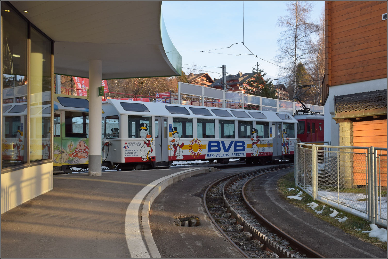 Der Wagen Bs 52 wurde 1953 von SIG und MFO geliefert. Der Umbau zu einem Panoramawagen dürfte wohl noch nicht allzulange her sein, ich vermute um das Jahr 2000. Villars-sur-Ollon, Jamuar 2026.