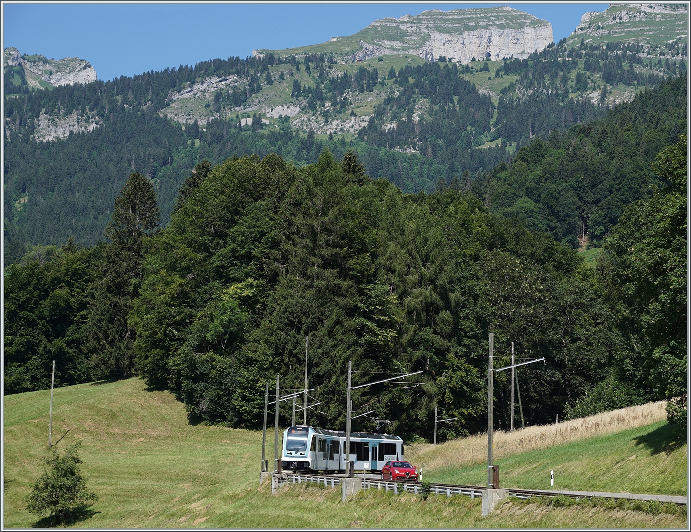 Der in den Werbefarben für den  Glacier 3000  beklebte neune TPC ASD ABe 4/8 473 ist zwischen Le Sépey und Les Planches auf dem Weg nach Aigle.

27. Juli 2024
