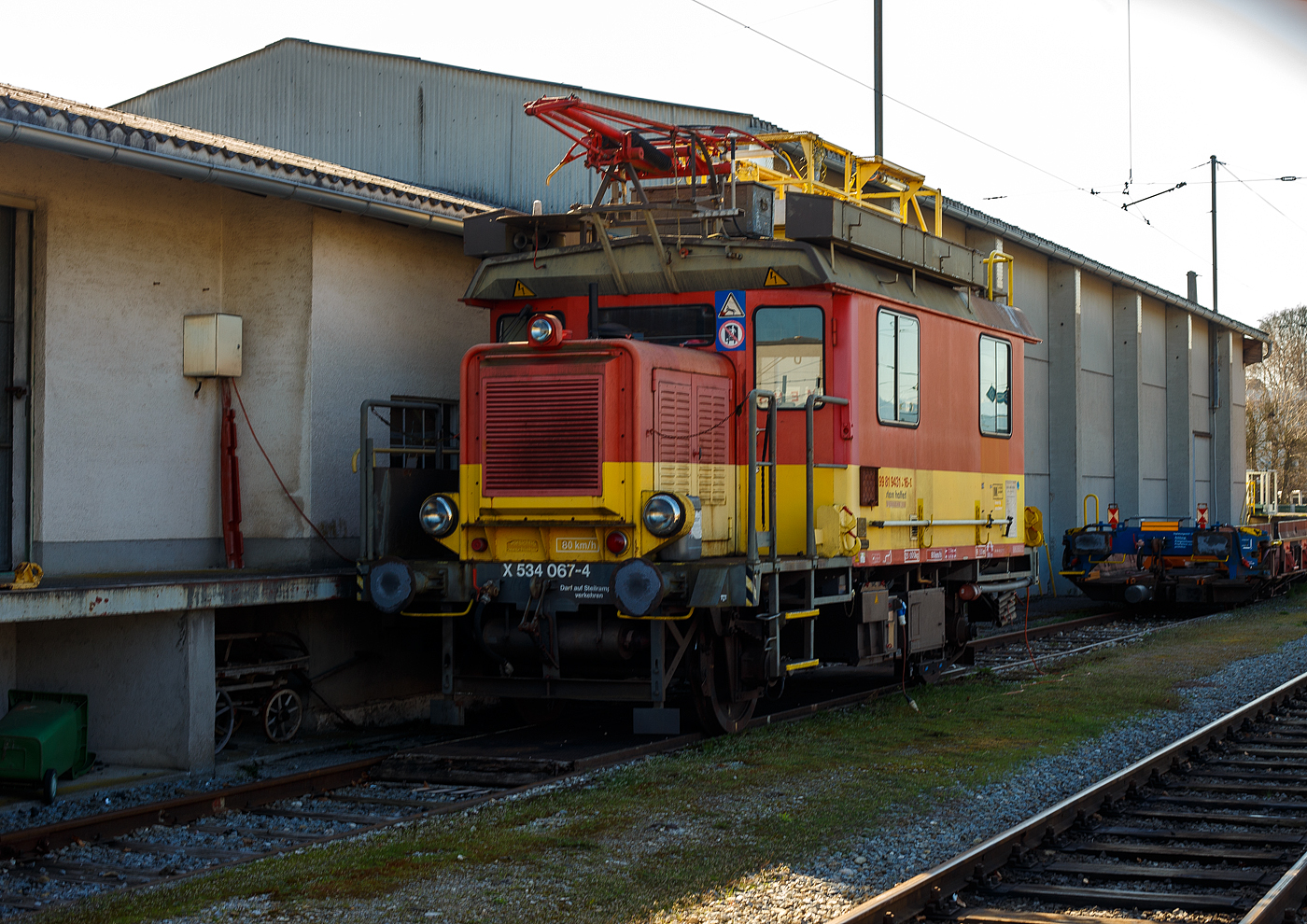 Der X 534 Turmtriebwagen X 20.641 (99 81 9431 016-0 A-StH / X 534 067-4) der Stern & Hafferl Verkehrsgesellschaft m.b.H., ex ÖBB X 534.067-4, ist am 04 April 2025 im Bahnhof Vorchdorf-Eggenberg abgestellt. (Hinweis: Ich stehe am Bahnsteig)

Der Turmwagen wurde 1978 von der Franz Knotz KG in Wien gebaut, der elektrische Teil ist von Österreichischen Brown, Boveri Werke (heute Traktionssysteme Austria TSA). Die Bahndienstfahrzeuge der ÖBB-Reihe X534 sind zweiachsige, dieselelektrisch angetriebene Motorturmwagen mit kurzem Vorbau. Die Turmwagen sind eine gemeinsame Entwicklung von Knotz und BBC.

Geschichte:
In den 1960er Jahren benötigten die ÖBB neue Bahndienstfahrzeuge. Bei deren Konzipierung orientierten sich die Österreichischen Bundesbahnen an den bisher gebauten Turmwagen-Reihen. Das Resultat war die Baureihe X534, die auf Basis der Baureihe ÖBB X532 zu einer der meist gebauten Standardtypen weiterentwickelt wurde. Für den mechanischen Teil waren Tobisch, Franz Knotz und zum Schluss Bombardier Wien zuständig, der elektrische Teil wurde von der Firma Brown-Boveri (später Asea Brown Boveri) geliefert. Von 1963 bis 1983 wurden insgesamt 82 Exemplare beschafft, die als X534.01 bis 82 in den Bestand aufgenommen wurden. Im Jahre 1988 erfolgte der Umbau von X534.78ː Das Fahrzeug erhielt einen Ruthmann-Hubsteiger und wurde fortan als X534.101 bezeichnet.

Konstruktion:
Der Rahmen in geschweißter Ausführung sowie der Kastenaufbau wurden wie bei der Vorgängerbaureihe X532 aus Formstahl und Blechen hergestellt. Der aus einem großen Arbeitsraum (größer als jener der Vorgängerbaureihe) und dem Führerstand mit dem anschließenden Vorbau bestehende Kasten stützt sich mittels Blattfedern auf beide Achsen ab. Das Dach des Fahrzeugs trägt einen Erdungsbügel sowie eine Hebebühne.

Zur Kraftübertragung auf die hintere Achse sowie zur Versorgung der Arbeitsgeräte wurde ein MAN-Dieselmotor (JW-200) sowie ein 106 kW-Generator genutzt. Der Antrieb der zweiachsigen Fahrzeuge erfolgt dieselelektrisch. Ab der Ordnungsnummer X534.70 weisen die Fahrzeuge eine um 25 kW höhere Dauerleistung auf.

TECHNISCHE DATEN:
Nummerierung: 	X534.01-82
Anzahl: 82
Hersteller: BBC, Tobisch, Knotz, ABB
Baujahre: 1963–1983
Spurweite: 1.435 mm (Normalspur) 
Achsfolge:	1A
Länge über Puffer: 7.740 mm
Achsabstand: 4.400 mm
Lauf- und Treibraddurchmesser: 940 mm (neu)
Eigengewicht: 20 t
Höchstgeschwindigkeit: 80 km/h
Dauerleistung: 122 kW (165 PS)
Anzahl der Fahrmotoren: 1
Antrieb: dieselelektrisch
Kleinster befahrbarer Gleisbogen: R=50 m
Besonderheit: Zugelassen für Steilstrecken
