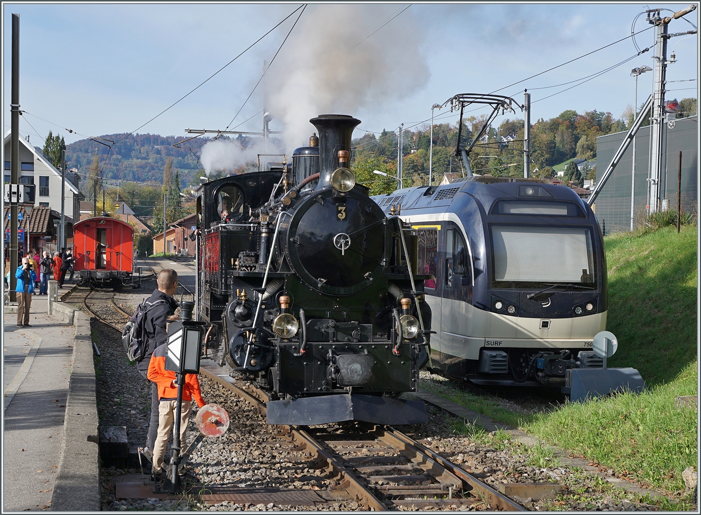 Der Zug für die BFD HG 3/4 N° 3 der Blonay-Chamby Bahn ist in Blonay an den Bahnsteig gerollt und nun übernimmt die Dampflok ihre Wagen für die Rückfahrt nach Chaulin.

20. Okt. 2024