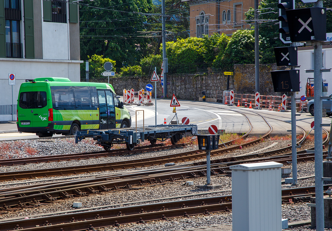 Der zweiachsige (TPC) Trag-/Flachwagen ASD Lb 853 abgestellt am 28.05.2023 im Bahnhof Aigle.

Rechts sieht am die Anfang der Strecke der ehemaligen Aigle-Sépey-Diablerets-Bahn (ASD). Die 23,3 Kilometer lange Strecke ist eine reine Adhäsionsbahn und führt von Aigle über Le Sépey nach Les Diablerets.
