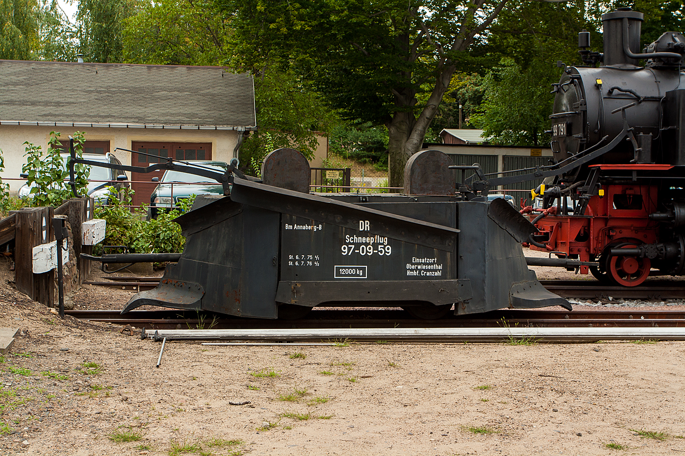 Der zweiachsiger 750 mm-Schmalspur Schneepflug ex DR 97-09-59 der SDG - Sächsische Dampfeisenbahngesellschaft mbH abgestellt beim Schmalspur-Bahnhof Radebeul Ost (Lößnitzgrundbahn), hier am 27.08.2013. Der 12t schwere Schneepflug wurde 1916 von den Chemnitzer Bahnwerkstätten unter der Fabriknummer 4 gebaut.