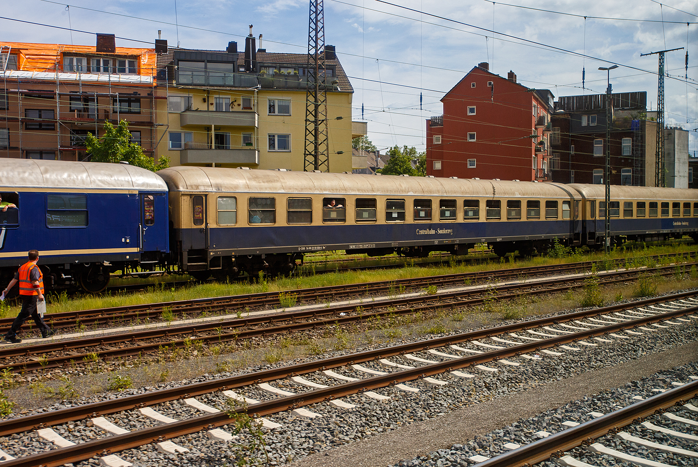 Der zweite Klasse Reisezugwagen (Abteilwagen) D-CBB 56 80 22-30 004-6 der Gattung Bm 234 der Centralbahn GmbH (Mönchengladbach), eingereiht im Zugverband eines mit 12 Wagen sehr langen Sonder- oder Partyzug der CBB, am 16 Mai 2024 in Köln-West, aufgenommen aus einen Zug heraus.

Der Wagen wurde 1974 von der Waggon Union (WU) in Berlin-Borsigwalde, als UIC-X Schnellzugwagen der Gattung Büm 234 für die Deutschen Bundesbahn (DB) gebaut und bekam die Nummer D-DB 51 80 22-70 752-6, später wurde er zum D-DB 51 80 22-90 455-2 Bm 235, im Jahr 1994 wurde er zu D-DB 51 80 22-30 411-8 Bm 234, Im Jahr 1999 ging er dann an die HEF - Historische Eisenbahn Frankfurt e.V. (neue Nummer 51 80 02-30 105-0 Bm 027), 2007 dann an die DME - Deutsche Museums-Eisenbahn (Museum Darmstadt Kranichstein) wo er dann die Bezeichnung 56 80 22-30 004-6 D-DME Bm 234 bekam, letztendlich 2009 kam er dann an die Centralbahn GmbH.

Der Wagen ist für eine Höchstgeschwindigkeit von 140 km/h (RIC) zugelassen.