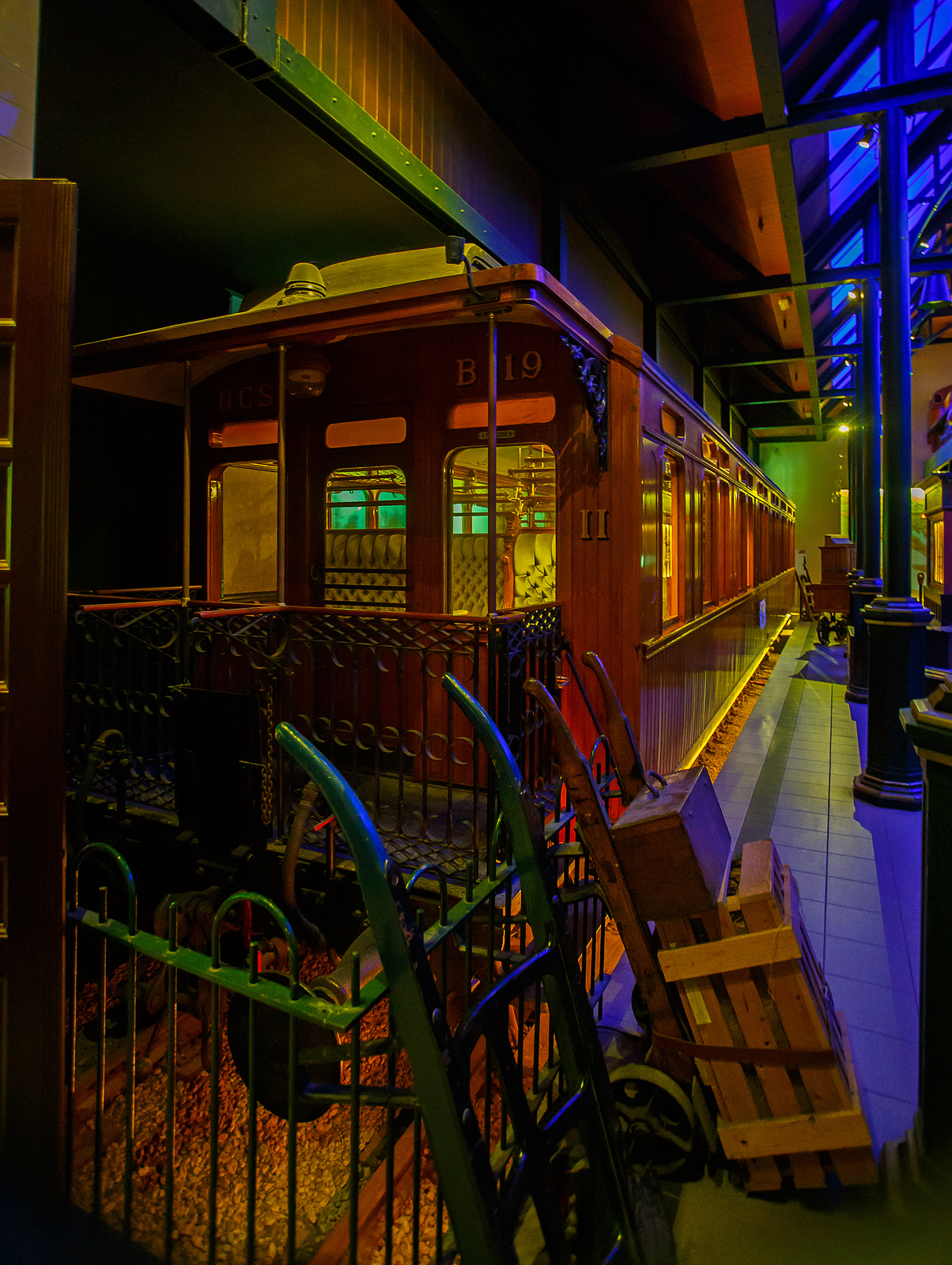 Der zweite Klasse Reisezugwagen NCS B 119, ein luxuriöser Teakholzwagen der ehemaligen NCS - Nederlandsche Centraal Spoorwegmaatschappij (Niederländische Zentralbahngesellschaft) am 24. Juni 2025 im Het Spoorwegmuseum (bis 2005 NSM - Nederlands Spoorwegmuseum / Niederländischen Eisenbahnmuseum) in Utrecht im ehemaligen Bahnhof Maliebaan. Nicht nur die Compagnie Internationale des Wagons-Lits (CIWL) für ihre Luxuszüg, wie beispielsweise dem Orient-Express, hatte solche Wagen.

Dieser äußerst luxuriösen Abteilwagen vom Typ BL8 (Serie B 111 – 127) wurde 1904 in der eigenen Werkstatt der NCS in Utrecht (Werkplaats NCS) gebaut. 

Bedingt durch den Ersten Weltkrieg wurde 1917 eine Zweckgemeinschaft der unabhängigen Eisenbahngesellschaften HSM beziehungsweise HIJSM (Hollandsche IJzeren Spoorweg-Maatschappij) und SS (Maatschappij tot Exploitatie van Staatsspoorwegen) gegründet. Da die NCS unter der Kontrolle der SS stand, wurde sie von diesem Moment an auch Teil der neuen Partnerschaft. Der Betrieb wurde am 1. Juni 1919 an die SS übertragen. Die beiden Gesellschaften errichteten einen gemeinsamen Bahnbetrieb, blieben aber rechtlich unabhängig. Dies änderte sich 1938, als HIJSM und SS vollständig fusionierten und in der AG NS (Nederlandse Spoorwegen, früher Nederlandsche Spoorwegen geschrieben) aufgingen. Das Rollmaterial wurde bereits 1921 zusammengelegt. Somit wurde ab 1924 der Wagen als NS B 1814 geführt, 1952 wurde er außer Dienst gestellt und für das Eisenbahnmuseum erhalten. Er kam 1977 vollständig restauriert als NCS B 119 dort an. Seitdem ist ein Paradewagen des Museums.

Anfang des 20. Jahrhundert war es den lokalen Eisenbahnen in den Niederladen gesetzlich verboten Waggons der 1. Klasse einzusetzen. Um doch wohlhabende Passagiere von Zeist und Baarn (einschließlich des Direktors der NCS) in passender Art zu befördern umging die NCS mit diesen als 2. Klasse Wagen klassifizierten äußerst luxuriösen Standard. Neben den teakholzgetäfelten Außenwänden ist auch der Innenraum opulent und gepflegt. Zu beiden Seiten des Mittelgangs befinden sich gepolsterte Doppelbänke mit Wendekissen. Im Winter war die plüschige Seite oben, im Sommer die kühlere, lederbezogene Seite. Lampen, Gepäckablagen, Aschenbecher, alles ist wunderschön verarbeitet und aus Kupfer gefertigt. Die Waggons wurden unter anderem auf den (Lokal-)Bahnen Utrecht–Den Dolder–Baarn und Utrecht–Bilthoven–Zeist eingesetzt. Insgesamt gab es siebzehn dieser Wagen.

TECHNISCHE DATEN:
Baujahr: 1904 (Ausmusterung 1952)
Spurweite: 1.435 mm (Normalspur)
Achsen: 4 (in 2 Drehgestellen)
Achsfolge: 2'2'
Länge über Puffer: 17.540 mm
Höchstgeschwindigkeit: 80 km/h
Sitzplätze: 56 in 8 Abteilen
