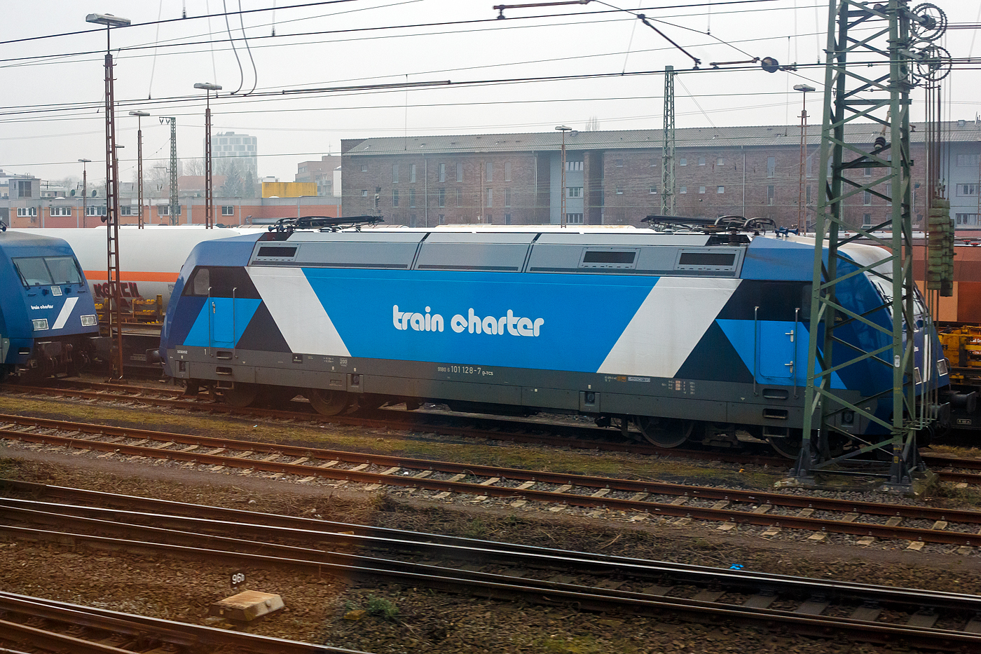 Die 101 128-7 / TCS 103002 (91 80 6101 128-7 D-TCS) der TCS - Train Charter Services B.V., 's-Hertogenbosch (Niederlande) ist am 21 Januar 2025 beim Hbf Münster (Westfalen) abgestellt, die ich aus einem fahrenden IC heraus, leider mit Mast, ablichten konnte.

Die Lok wurde 1998 von ADtranz (ABB Daimler-Benz Transportation GmbH) in Kassel unter der Fabriknummer 33238 gebaut und an die DB Fernverkehr geliefert. Zum 28. April 2023 wurde sie an die HTFS - HappyTrain Fleet Services B.V., Hendrik Ido Ambacht in die Niederlande verkauft, wo sie als HTFS 103002 bezeichnet wird, betrieben wird die Lok von TCS - Zugcharter Services B.V.,'s-Hertogenbosch.
