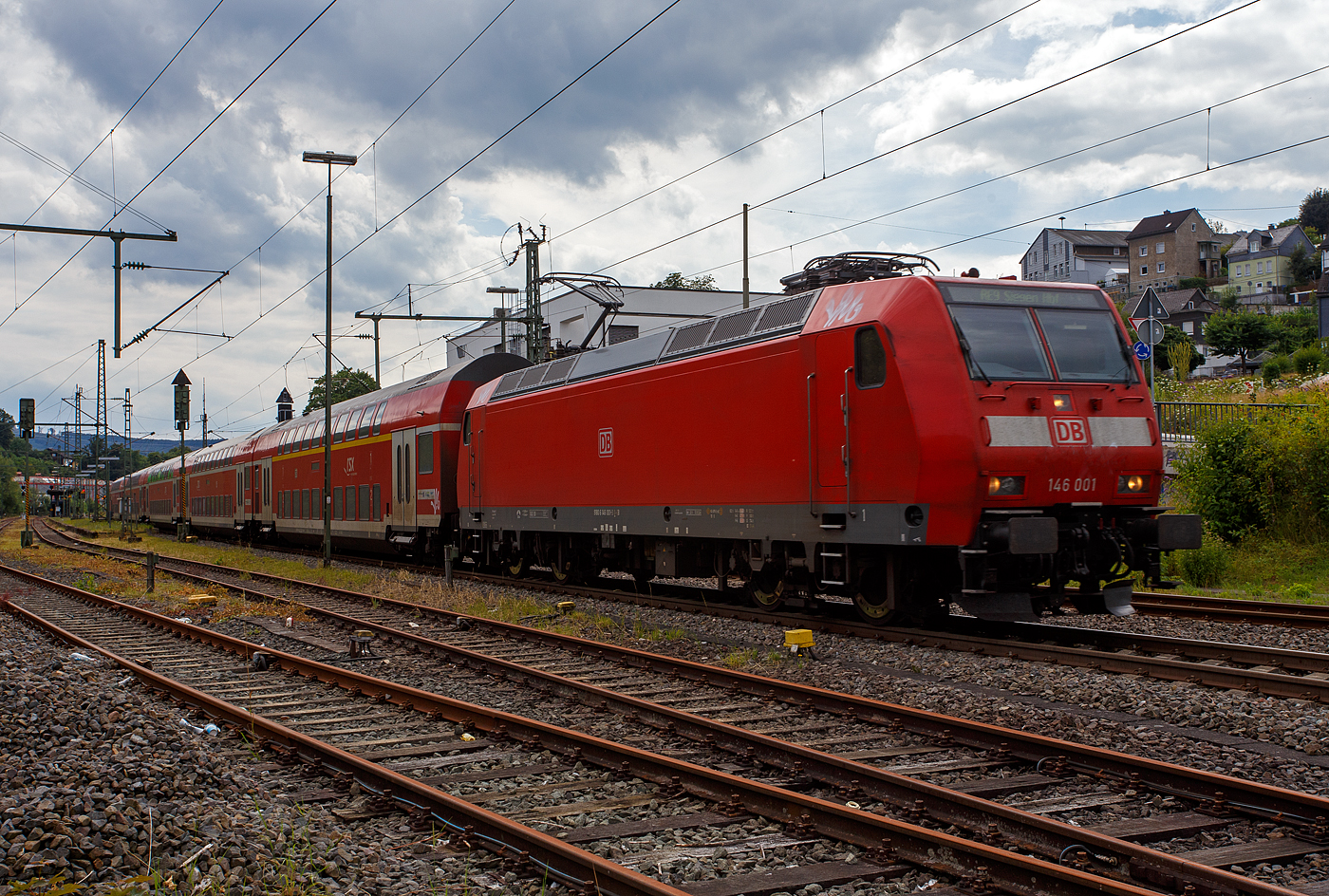 Die 146 001-3 (91 80 6146 001-3 D-DB) der DB Regio NRW fährt am 22 Juli 2024, mit dem RE 9 (rsx - Rhein-Sieg-Express) Aachen - Köln – Siegen, durch Niederschelderhütte (Sieg) in Richtung Siegen, hier beim Bü 343 – km 112,183 der Siegstrecke KBS 460. 

Die TRAXX P160 AC1 wurde 2001 von ABB Daimler-Benz Transportation GmbH in Kassel unter der Fabriknummer 33813 gebaut.