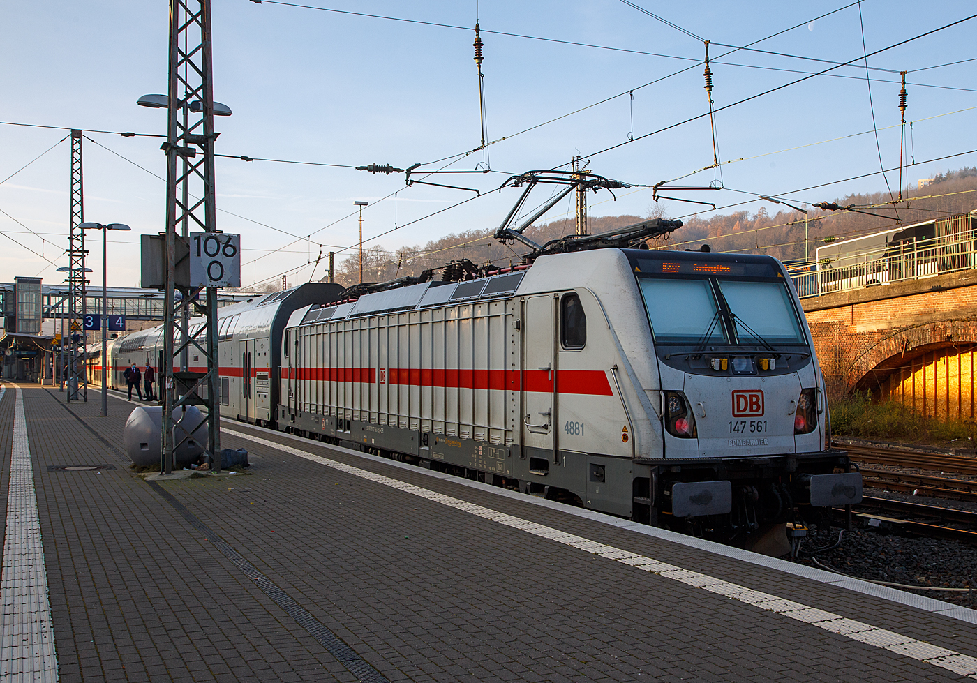 Die 147 561-5 (91 80 6147 561-5 D-DB – IC 4881) der DB Fernverkehr AG hat am 07.03.2022, mit dem IC 2227 (Münster - Siegen - Friedberg/Hessen) im Hauptbahnhof Siegen Kopfgemacht. Gleich folgt der Richtungswechsel, aus der Schublok wird dann die Zuglok und die Fahrt in Richtung Friedberg (Hessen) geht dann weiter. Wegen Bauarbeiten enden bzw. beginnen die IC´s z.Z. in Friedberg/Hessen und nicht im Hauptbahnhof Frankfurt am Main.

Die TRAXX P160 AC3 wurde 2017 von Bombardier in Kassel unter der Fabriknummer 35483 gebaut und an die DB Fernverkehr AG geliefert. Sie hat die Zulassungen für Deutschland. Für die Schweiz ist/war die Zulassung auch vorgesehen, daher hat sie auch vier Stromabnehmer, doch wurde noch keine Zulassung für die Schweiz vom Hersteller erlangt. Die zwei schmaleren Stromabnehmer könnte man auch abbauen und anderweitig verwenden, denn ich vermute dass es keine Zulassung für die Schweiz mehr geben wird. 
