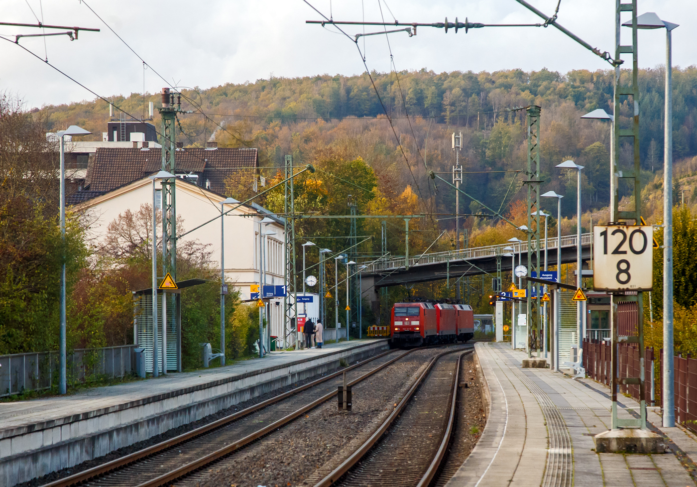 Die 152 121-0 mit den kalten 185 155-8 und 152 017-2 (alle drei von der DB Cargo) fahren am 05.11.2022 als Lokzug durch Kirchen (Sieg) in Richtung Köln. 