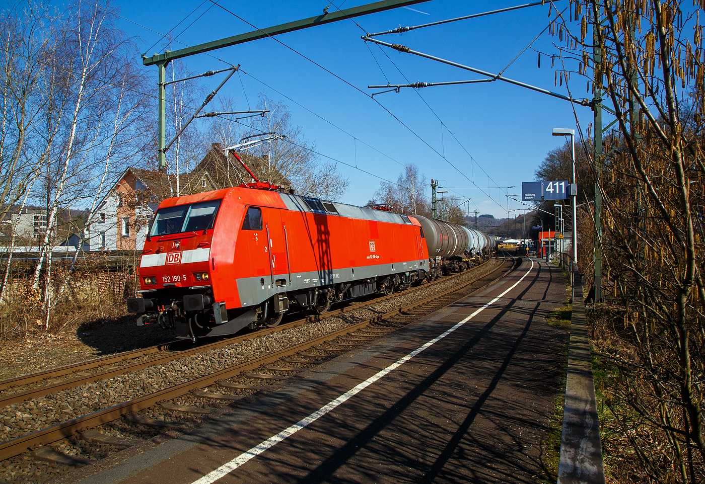 Die 152 190-5 (91 80 6152 190-5 D-DB) der DB Cargo AG, ursprnglich vorgesehen als 152 032-9, fhrt am 03.03.2023 mit einem Kesselwagenzug durch Scheuerfeld (Sieg) in Richtung Kln.

Die Siemens ES64F wurde 1999 noch von Krauss-Maffei in Mnchen-Allach unter der Fabriknummer 20159 gebaut, der elektrische Teil wurde von DUEWAG  unter der Fabriknummer 91931 geliefert. Diese 152 190-5 (ursprnglich als 152 032-9 vorgesehen) nimmt eine Sonderstellung innerhalb dieser Baureihe ein, versuchsweise wurde sie mit IGBT-Leistungshalbleitern ausgerstet (IGBT-Testlok), welche aber wieder zurckgebaut ist.

Die Lok hat die Zulassung fr Deutschland, aber mit Sondervereinbarung sind auch Fahrten nach A, CH, DL und NL mglich.