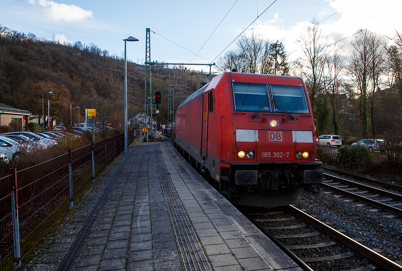 Die 185 302-7 (91 80 6185 302-7 D-DB) der DB Cargo AG fährt am 17.01.2023 mit einem Warmband-Coilzug durch Kirchen (Sieg) in Richtung Siegen.

Die TRAXX F140 AC2 wurde 2007 bei Bombardier in Kassel unter der Fabriknummer 34170 gebaut. 
