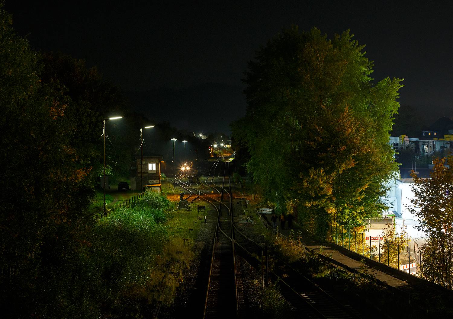  Die 271 006-9 „Julius“ (92 80 1271 006-9 D-KAF), eine Vossloh G 1000 BB, der KAF - Falkenhahn Bau AG (Kreuztal) hat am Abend des 10 Oktober 2025 auf Gleis 4, mit einem Kranzug der Hering Bahnbau, sowie mit einigen Flachwagen, den Bahnhof Herdorf erreicht. Hier sollen am Wochenende Weichen gewechselt werden.

Der Kranzug bestand aus dem 125 t KIROW Gleisbauschienenkran KIROW Multi Tasker KRC 810 T (mit Schwerlastausrstung), D-HGUI 99 80 9419 024-1, ex 97 82 53 513 19-3, der HERING Bahnbau GmbH. Vor dem Kran der Schutzwagen auslegerseitig, 37 80 3999 048-6 D-HGUI, der Gattung Res, u.a. beladen mit der Traverse, Anschlagmittel und sonstiges Zubehr). Hinter dem Kran als Schutzwagen gegenlastseitig die vierachsige (2 x 2-achsige) lange Flachwageneinheit mit abgesenktem Fuboden (ohne Radvorlegern) 27 80 4348 084-9 D-HGUI, der Gattung Laadkks (TWA 850 RV). 
