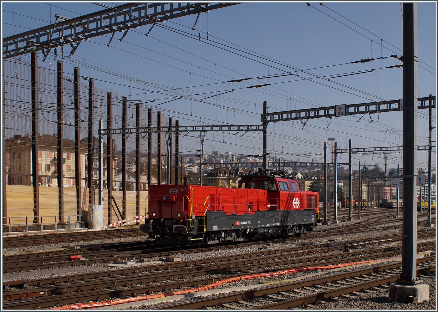 Die Aem 940 017 rangiert in Renens VD im Diesel-Modus, somit ist auch der Stromabnehmer gesenkt.

29. Feb. 2024