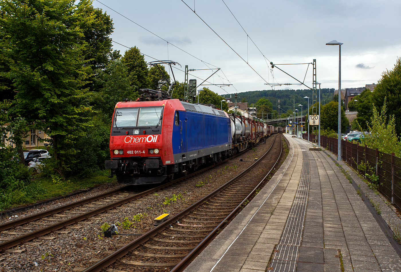 Die am die SBB Cargo International AG vermietete Re 482 011-4 „ChemOil“ (91 85 4482 011-4 CH-SBBC) der SBB Cargo AG fährt am 01 August 2025, mit einem KLV-Zug (HUPAC-Ganzzug) durch den Bahnhof Kirchen/Sieg in Richtung Köln.

Die TRAXX F140 AC1 wurde 2002 von Bombardier in Kassel unter der Fabriknummer 33525 gebaut und an die SBB Cargo AG geliefert. Sie hat die Zulassungen und Zugbeeinflussungssysteme für die Schweiz und Deutschland. 
