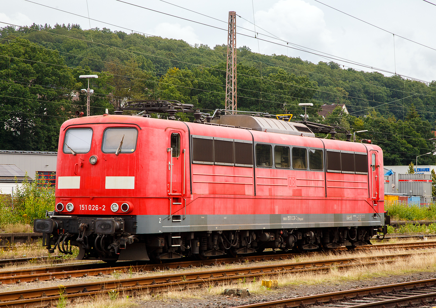 Die an die DB Cargo AG vermietete Railpool 151 026-2 (91 80 6151 026-2 D-Rpool) ist am 13.08.2023 im Kreuztaler Abstellbereich abgestellt.

Die Lok wurde 1973 von Krauss-Maffei AG in München unter der Fabriknummer 19645 gebaut, der elektrische Teil ist von Siemens. Bis zum 31.12.2016 gehörte sie zur DB Cargo AG. Zum 01.01.2017 wurden je 100 sechsachsige elektrische Altbau-Lokomotiven der Baureihen 151 und 155 an Railpool verkauft. Die DB Cargo mietet daraufhin 100 Loks von Railpool wieder an. Die anderen Maschinen werden dem freien Markt angeboten.