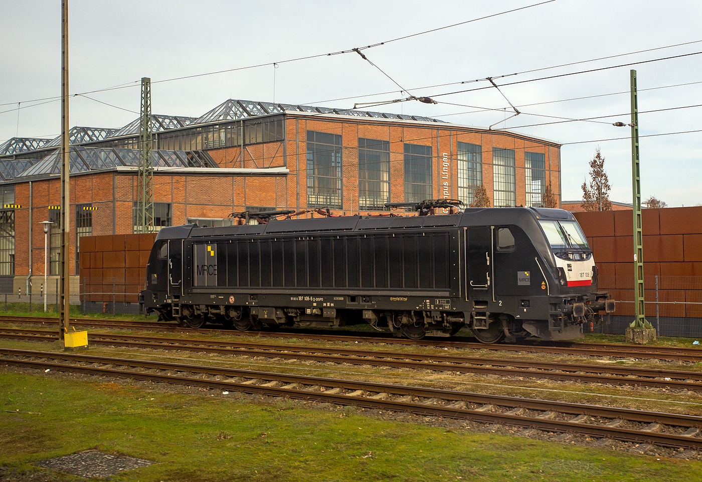 Die an die DB Cargo vermietete MRCE Dispolok 187 108-6 (91 80 6187 108-6 D-DISPO) ist am 14 Mrz 2024 beim Bahnhof Lingen (Ems) abgestellt.

Die Bombardier TRAXX F140 AC3 wurde 2015 von der Bombardier Transportation GmbH in Kassel unter der Fabriknummer 35227 gebaut. Sie war ursprnglich in DB verkehrsrot und von Bombardier als Vorfhr- und Mietlok als 91 80 6187 108-6 D-BTK an die DB Cargo vermietet, von 2017 bis 2021 als 91 80 6187 108-6 D-DB eingestellt, wurde sie 2021 an die Mitsui Rail Capital Europe GmbH (MRCE Dispolok) in Mnchen verkauft und erhielt die Neulackierung in MRCE schwarz, ist aber weiterhin an die DB Cargo vermietet. Die TRAXX F140 AC3 in der Varianten BR 187.1 hat keine Last-Mile-Einrichtung. Die Hchstgeschwindigkeit betrgt 140km/h, sie hat die Zulassung nur fr Deutschland. Die Lokomotiven knnen in gemischter Mehrfachtraktion mit BR185 und BR186 eingesetzt werden
