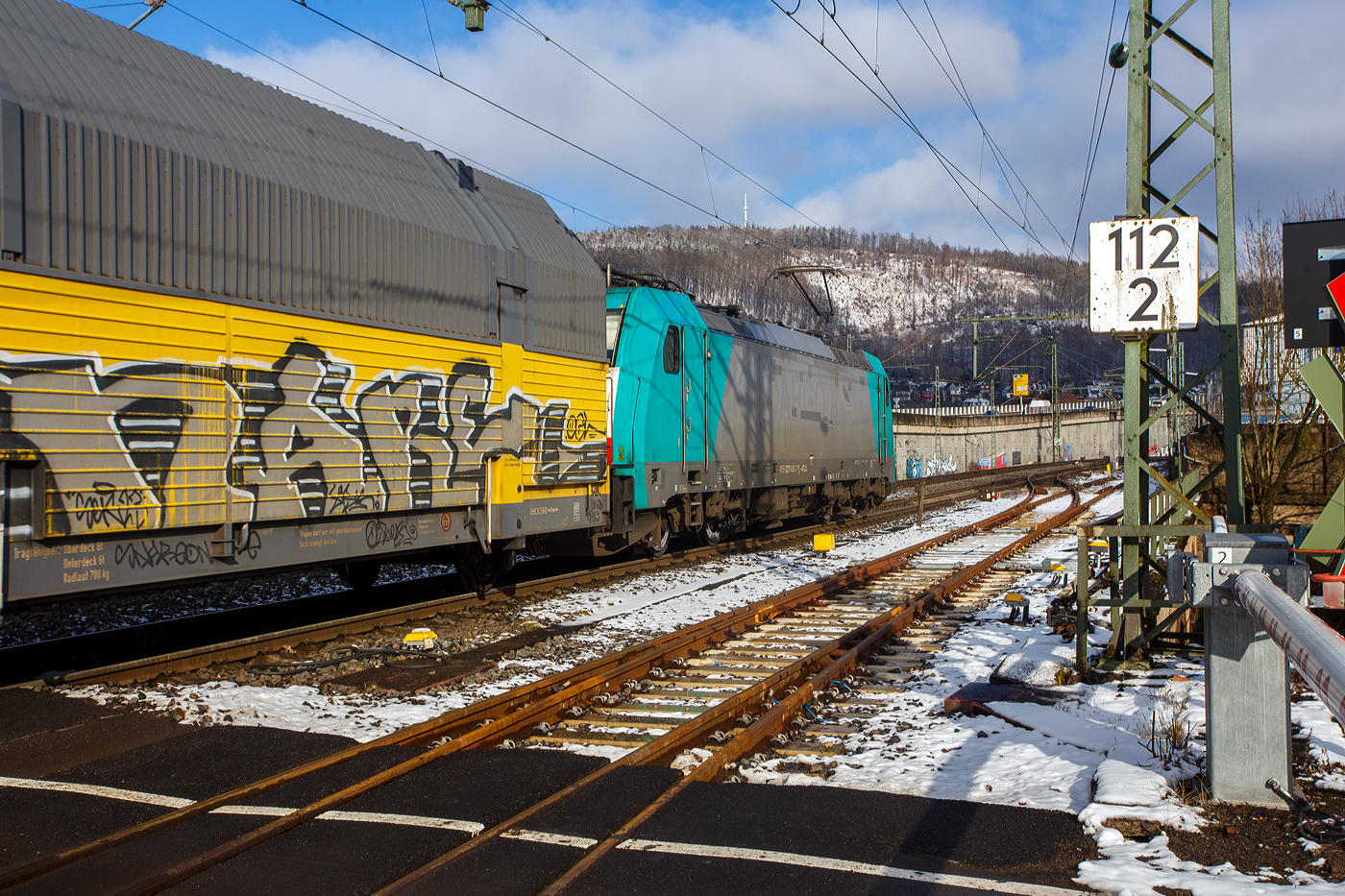 Die an die Rurtalbahn Cargo GmbH vermietete E 186 134 (91 51 6270 005-7 PL-ATLU, ex 91 80 6186 134-3 D-BTK) der Alpha Trains Belgium NV/SA (Antwerpen) fährt am 30 Januar 2026, mit einem geschlossen Doppelstock-Autotransportzug der ARS Altmann AG (mit Wagen der Gattung Hccrrs), durch Niederschelden/Sieg in Richtung Siegen.

Die Bombardier TRAXX F140 MS wurde 2007 von Bombardier in Kassel unter der Fabriknummer 34350 gebaut und an die ATC - Angel Trains Cargo ausgeliefert. Die Multisystemlokomotive hat die Zulassungen bzw. besitzt die Länderpakete für Deutschland, Österreich und Polen (D/A/PL). Von 2008 bis 2012 fuhr sie als EU43-006 (91 51 6270 005-7 PL-PKPC) für die PKP CARGO, wobei die ATC 2010 zur Alpha Trains Belgium wurde. Seit 2020 ist sie bei der RTB CARGO.
