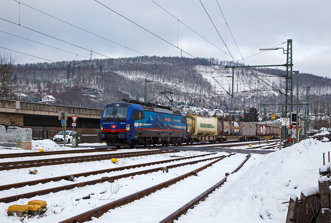 Die an die SBB Cargo International vermietete 193 516 „Aare“ (91 80 6193 516-2 D-SIEAG) der SüdLeasing GmbH (Stuttgart, eingestellt in Deutschland durch Siemens) fährt am 21.012023, mit einem HUPAC KLV-Zug, durch Niederschelden (Sieg) in Richtung Köln.

Die Siemens Vectron MS wurde 2019 von Siemens Mobilitiy in München-Allach unter der Fabriknummer 22629 gebaut. Eigentümer ist die Südleasing GmbH in Stuttgart (LBBW-Tochter) die 20 dieser Loks an die SBB Cargo International vermietet hat, eingestellt sind sie in Deutschland durch die Siemens Mobilitiy. Es besteht zudem eine Option für 20 weitere Fahrzeuge.

Diese Mehrsystem-Loks sind für den Einsatz auf dem Rhein-Alpen-Korridor vorgesehen und sind für den Betrieb in Deutschland, Österreich, Schweiz, Italien und den Niederlanden (DACHINL) ausgelegt. Sie verfügen über eine Leistung von 6,4 MW (160 km/h) und sind neben den nationalen Zugsicherungssystemen mit dem Europäischen Zugsicherungssystem (ETCS) ausgestattet.