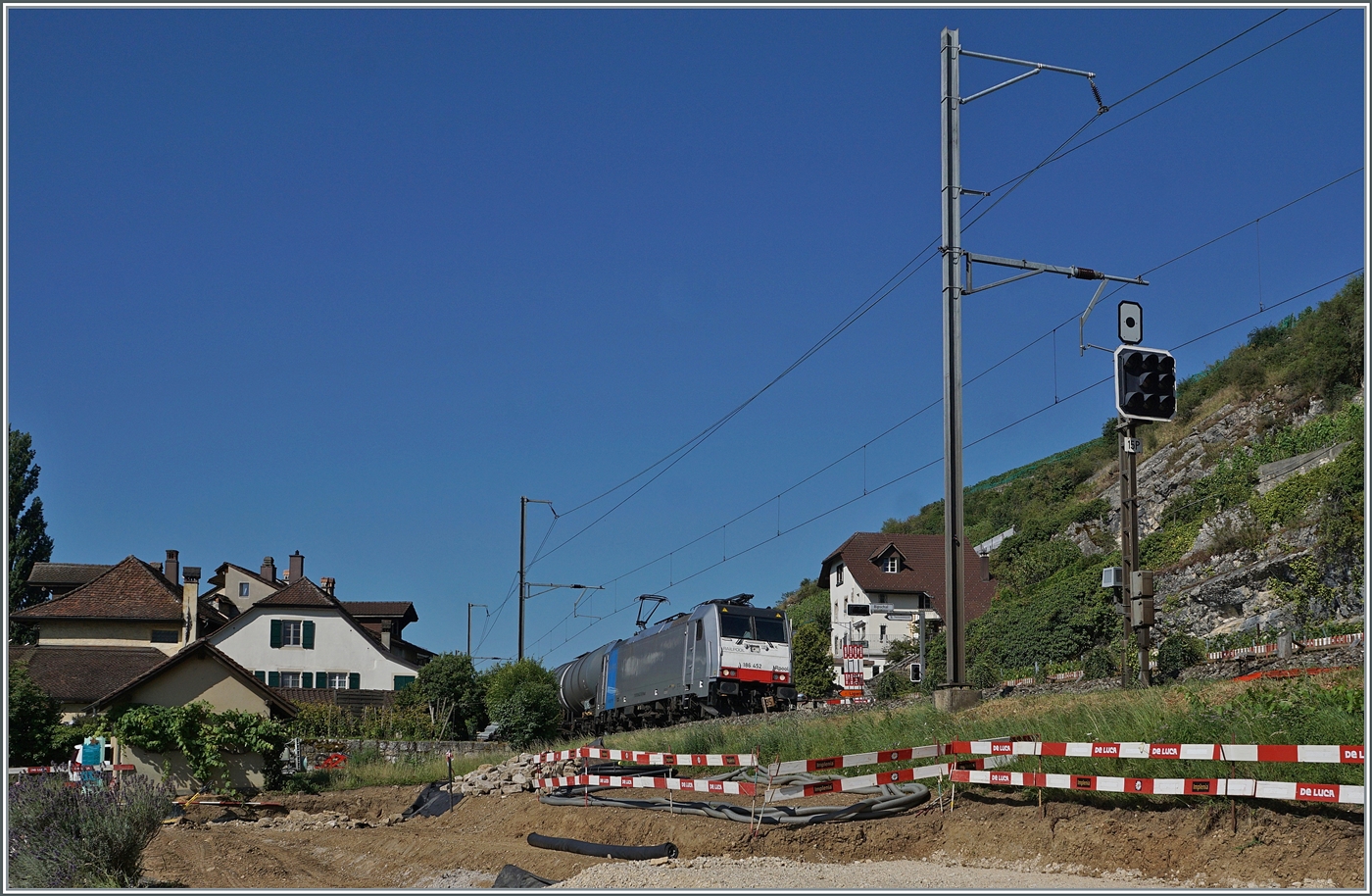 Die Arbeiten für den Doppelspurausbau des Ligerzer Tunnel reissen hässliche Narben in die schöne Bielersee-Landschaft; ausgangs Ligerz bei Bipschall ist die Railpool 186 452 mit einem Ölzug auf dem Weg in Richtung Biel/Bienne. 
Das Bild entstand auf dem Uferweg.

11. Juli 2025
