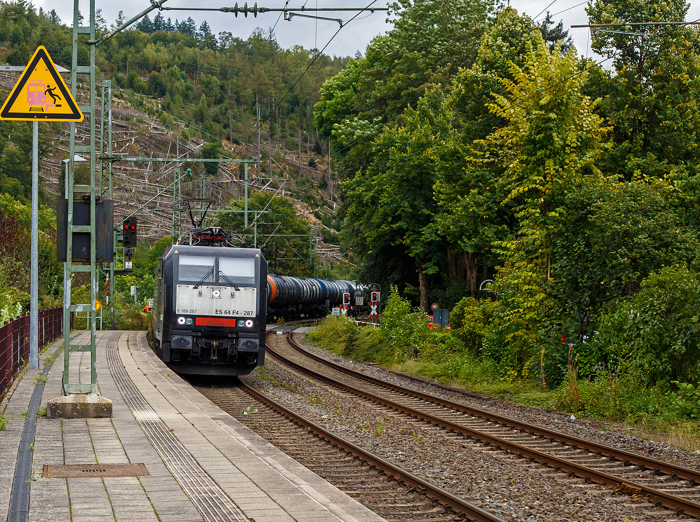 Die Beacon E 189-287 bzw. ES 64 F4 - 287 / LZB 189 287-6 (91 80 6189 287-6 D-DISPO Class 189-VK) der Beacon Rail Capital Europe GmbH, München (ex MRCE Dispolok) fährt am 14 September 2024 mit einem Kerosin-Kesselwagenzug, laut Gefahrguttafel/Warntafel 30/1863 beladen mit Düsenkraftstoff (auch bekannt als Kerosin bzw. leichtes Petroleum) hier laut Anschrift mit der Sorte Jet A-1 (NATO Code F-35), durch den Bahnhof Kirchen (Sieg) in Richtung Siegen.