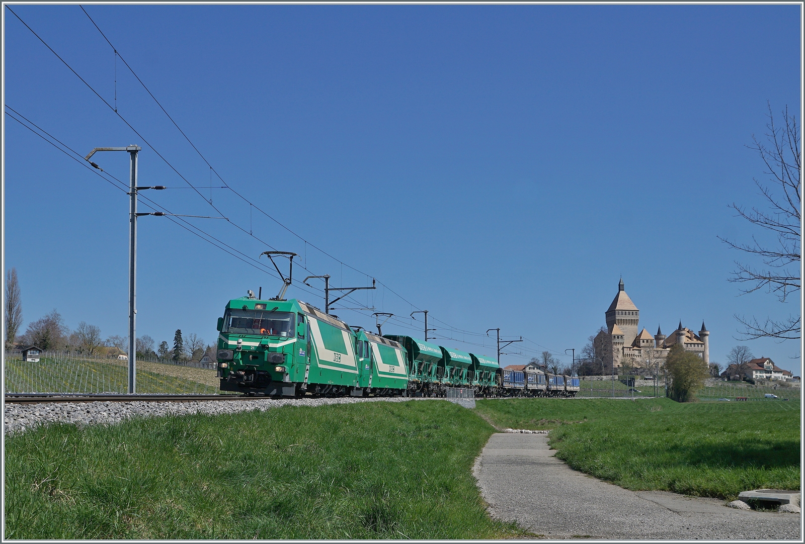 Die beiden BAM MBC Ge 4/4 21 und 22 sind mit ihrem Kieszug Apples - Morges - Gland bei Vufflens le Château unterwegs. Im Hintergrund rechts ist das zauberhafte Schloss von Vufflens zu sehen, links im Bild die Rebberge der Gegend.

5. April 2023