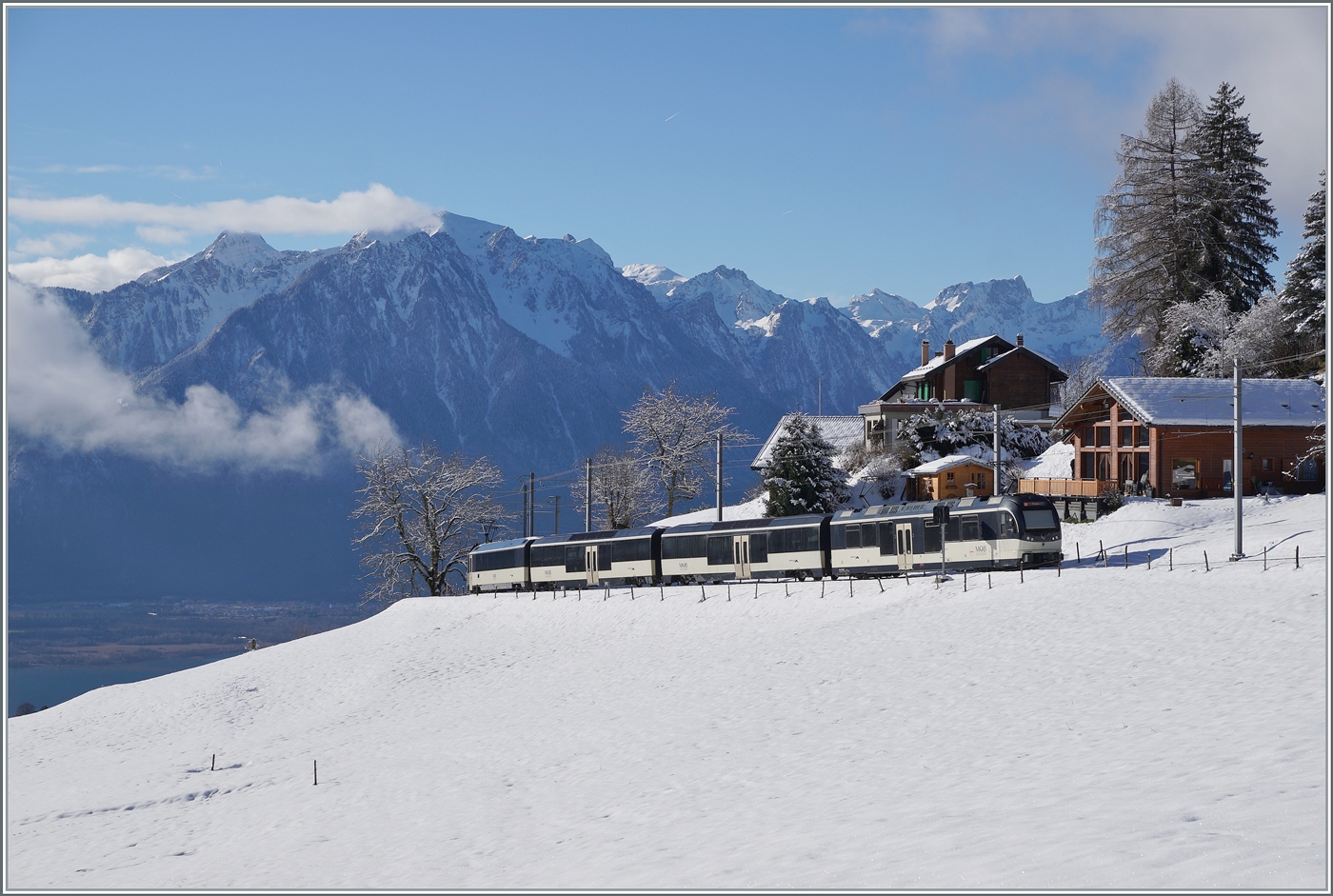 Die beiden MOB ABe 4/4 9304 und Be 4/4 9204 sind bei Les Avants in einer wunderschön verschneiten Winterlandschaft mit dem Regionalzug PE 2215auf dem Weg von Zweisimmen nach Montreux.

3. Jan. 2025