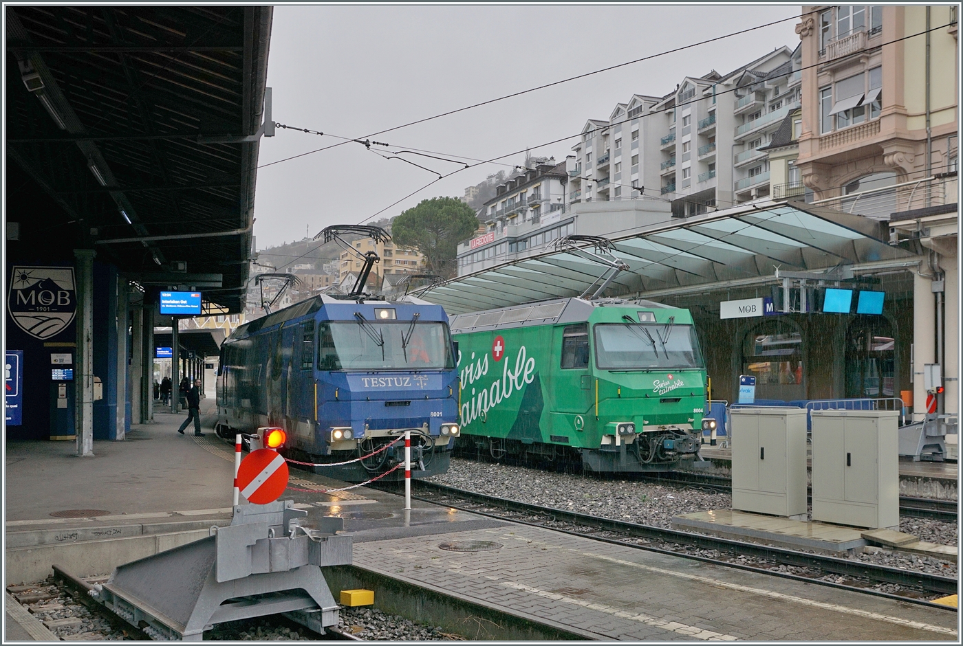Die beiden MOB Werbeloks Ge 4/4 8001 und 8004 mit ihren GoldenPass Express Zügen in Montreux. Die Ge 4/4 8004 ist gerade mit dem GPX 4065 von Interlaken Ost angekommen und die Ge 4/4 8001 wird in wenigen Minuten mit ihrem GPX 4074 in Richtung Interlaken Ost abfahren. 

7. Dez. 2024