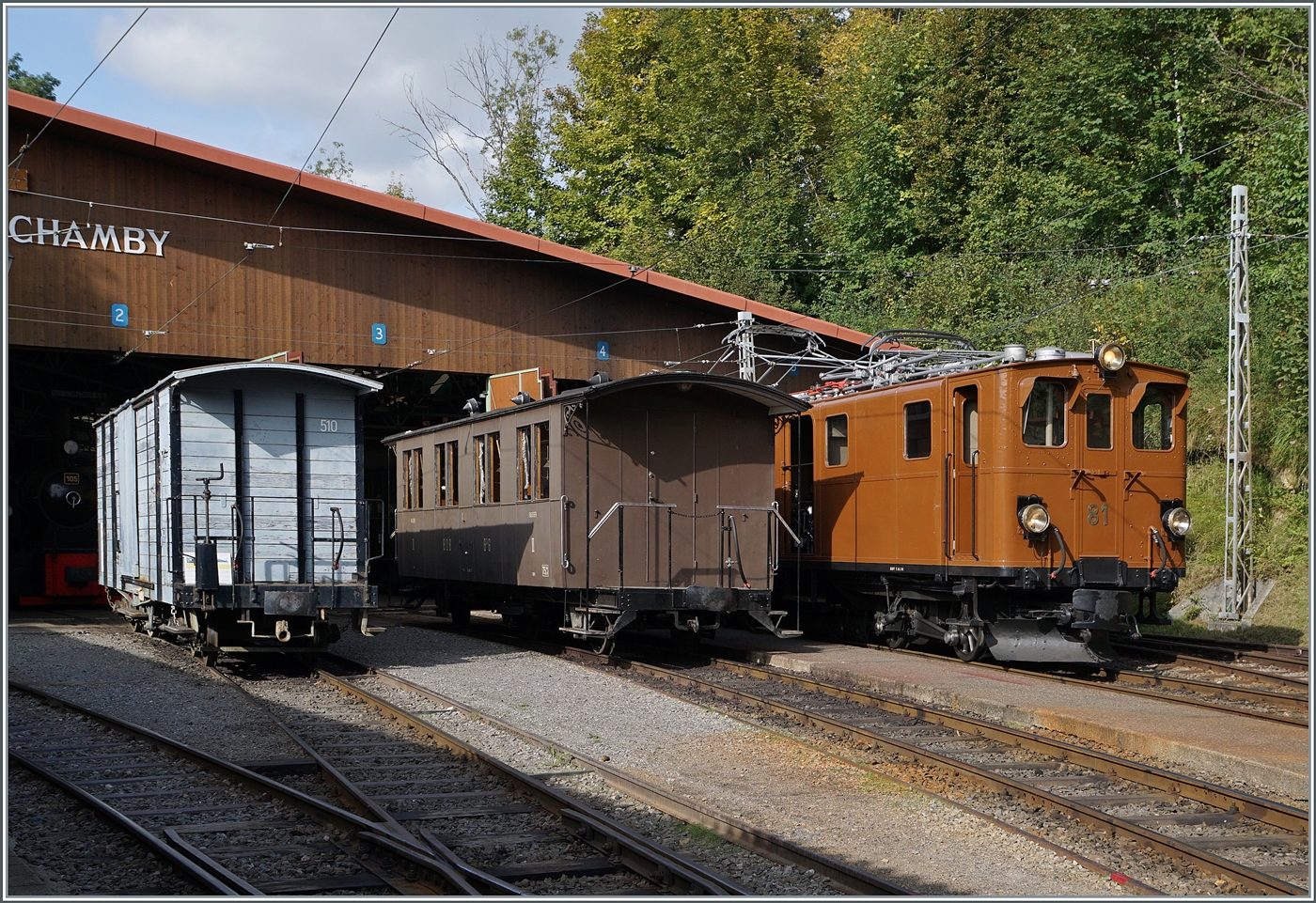 Die Bernina Bahn Ge 4/4 81 steht (fast wie bei einer Lokparade) mit zwei Wagen vor dem Dépôt in Chaulin. 

30. Sept. 2023