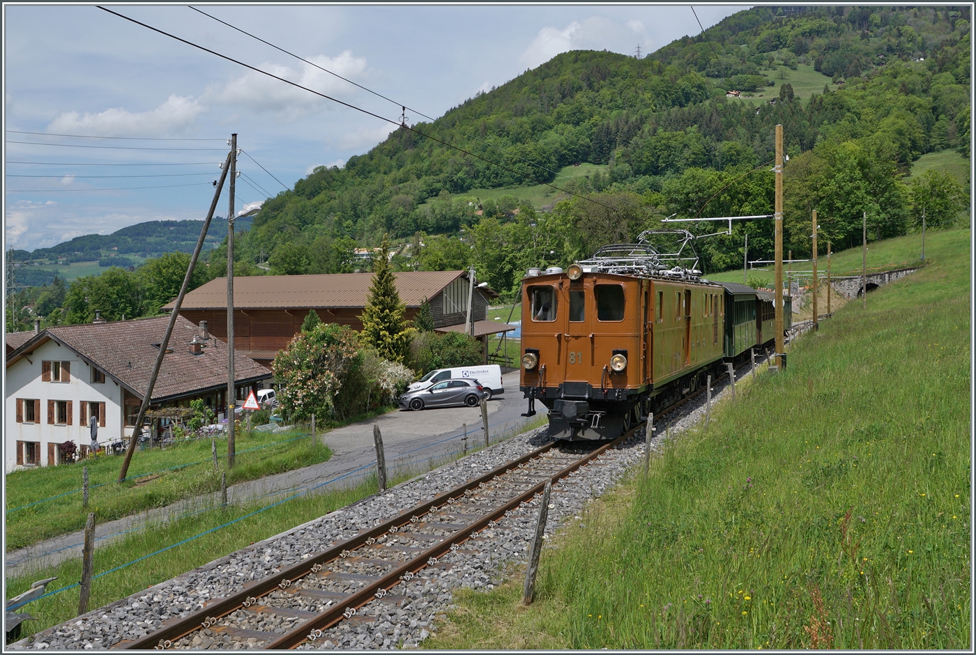Die Bernina Bahn Ge 4/4 81 der Blonay Chamby Ban ist bei Cornaux mit einem Reisezug auf dem dem Weg nach Chaulin.

20. Mai 2024 


