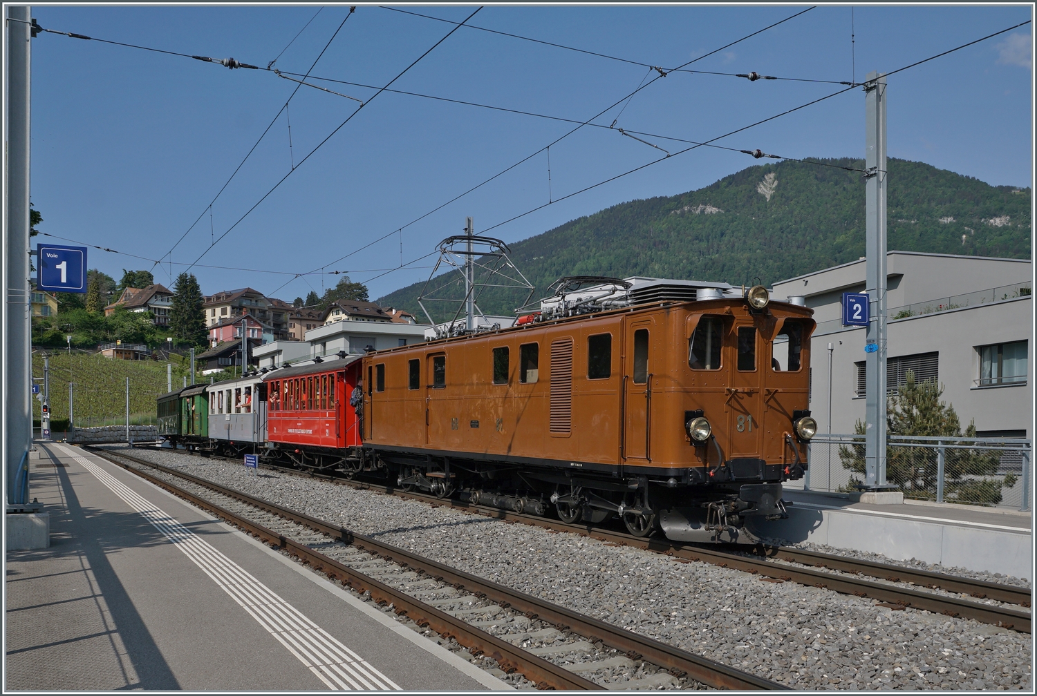 Die Bernina Bahn RhB Ge 4/4 81 der Blonay-Chamby Bahn mit dem Rivera Belle Epoque Express von Chaulin nach Vevey in St-Légier.

28. Mai 2023