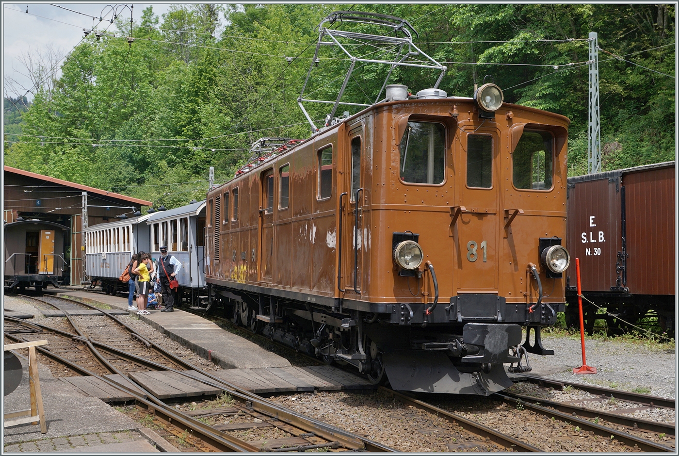 Die Bernina Bahn RhB Ge 4/4 81 der Blonay Chamby Bahn steht mit ihrem Zug im Museumsbahnhof von Chaulin.

20. Mai 2024 